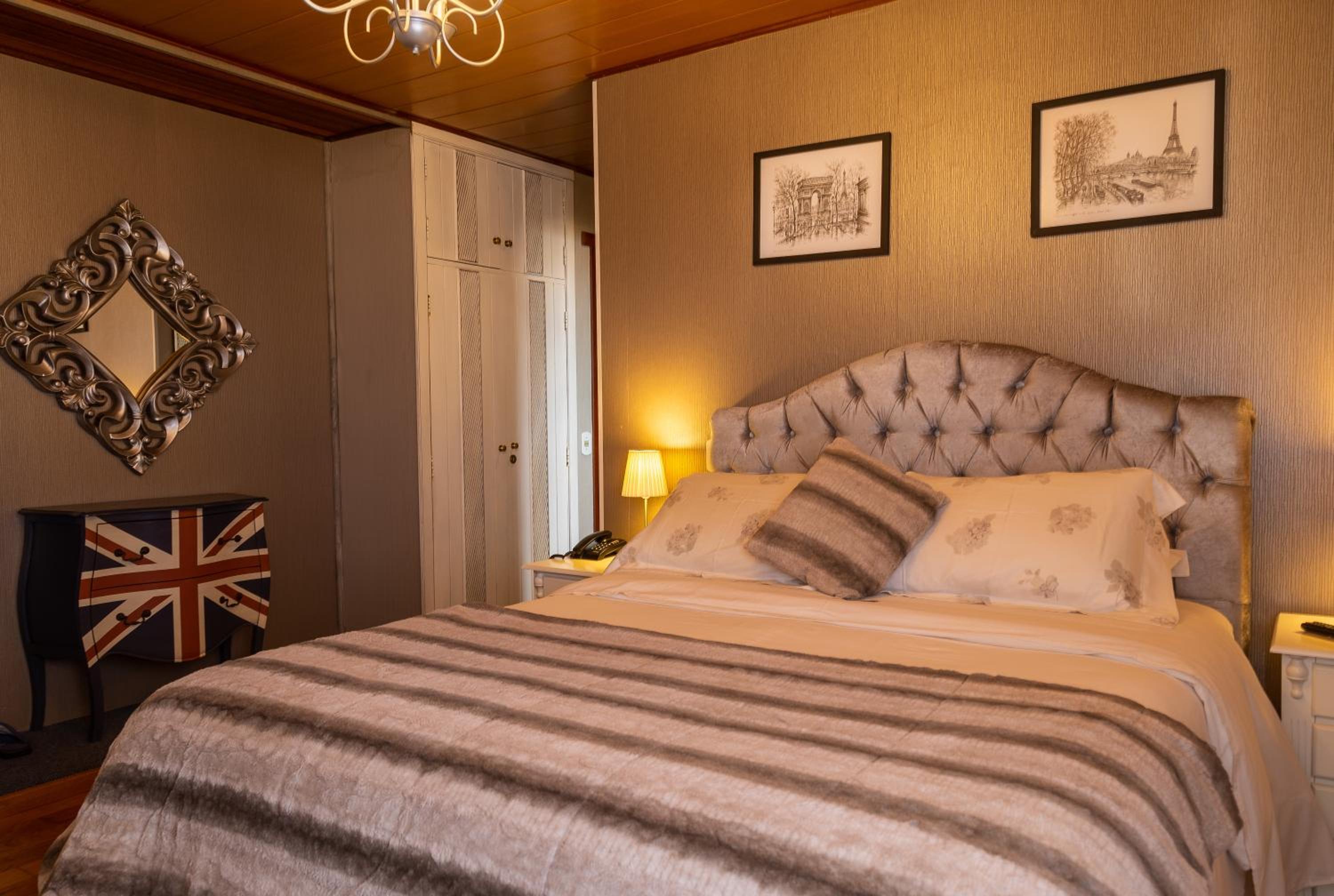 Deluxe Queen Room thumbnail 5