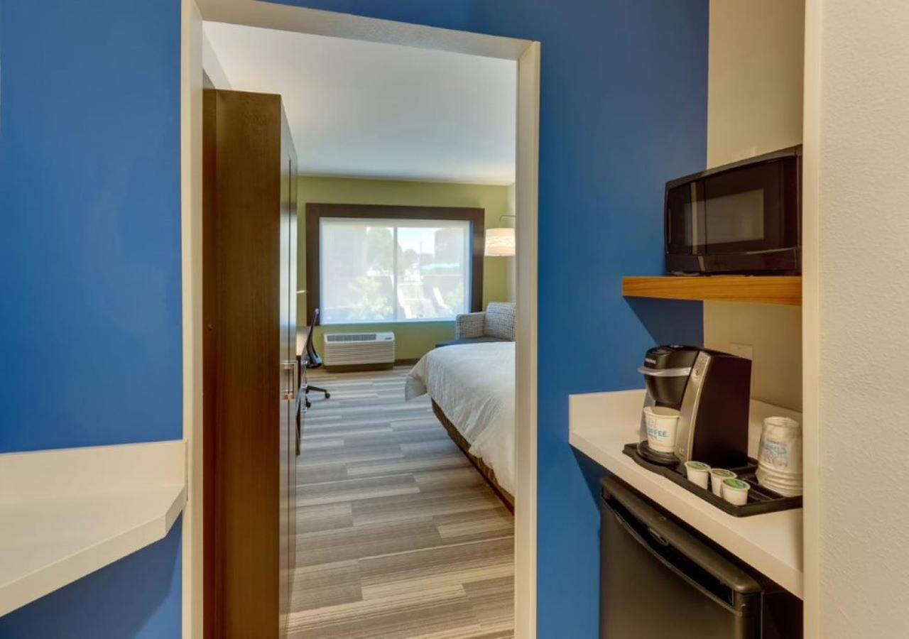 King Room - Non-Smoking - Photo 4