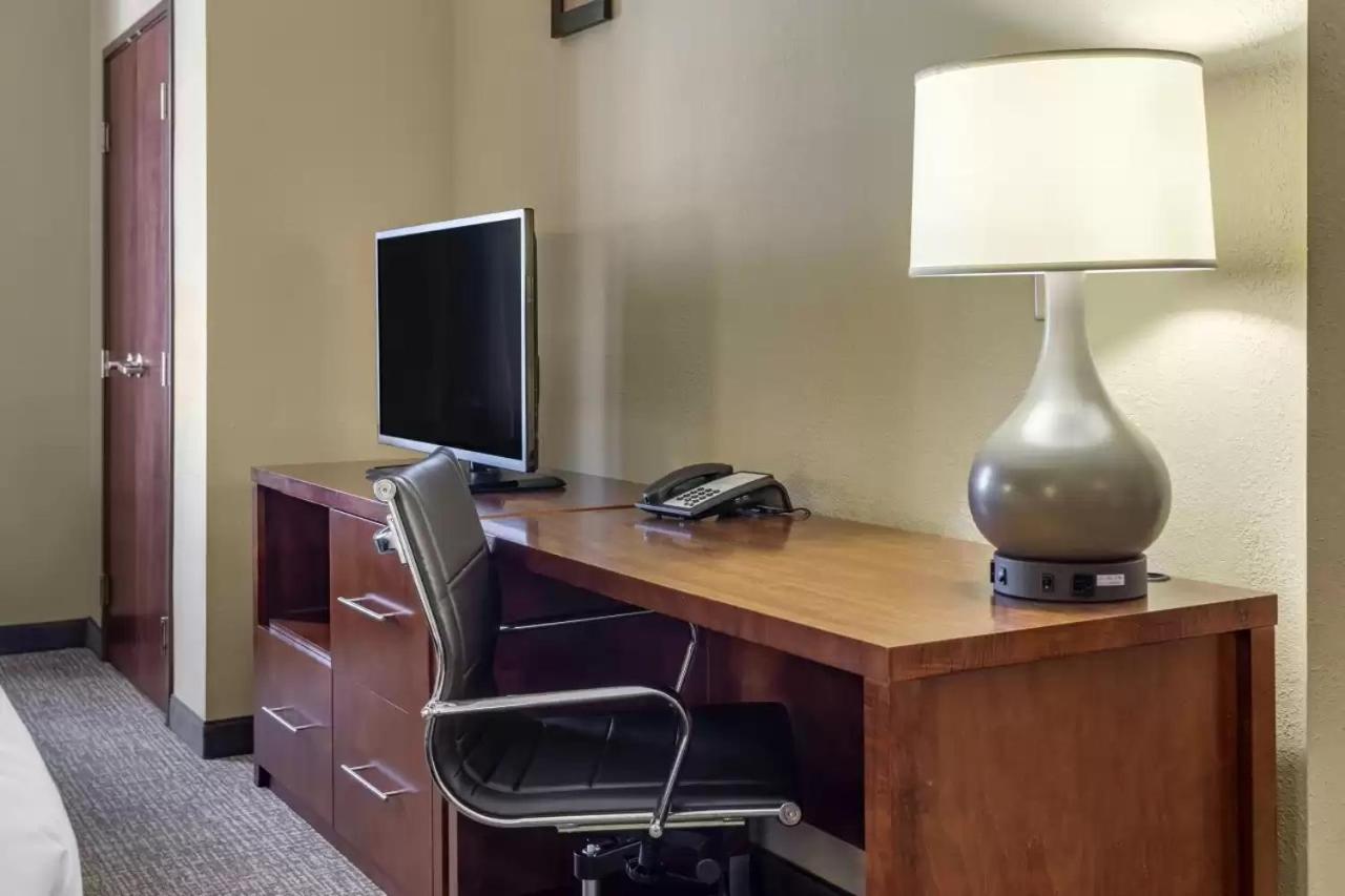 King Suite - Non-Smoking - Photo 3