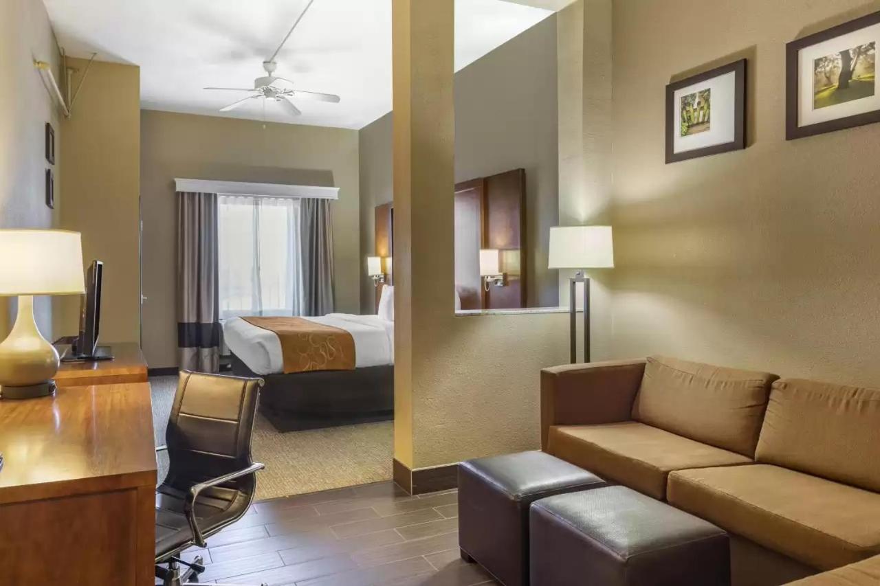 King Suite - Non-Smoking - Photo 2