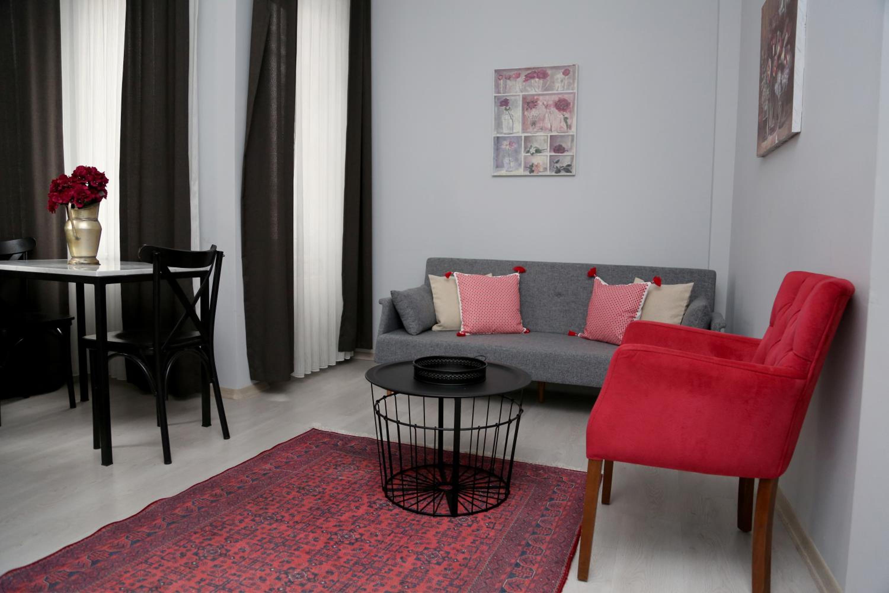 One-Bedroom Apartment photo 1