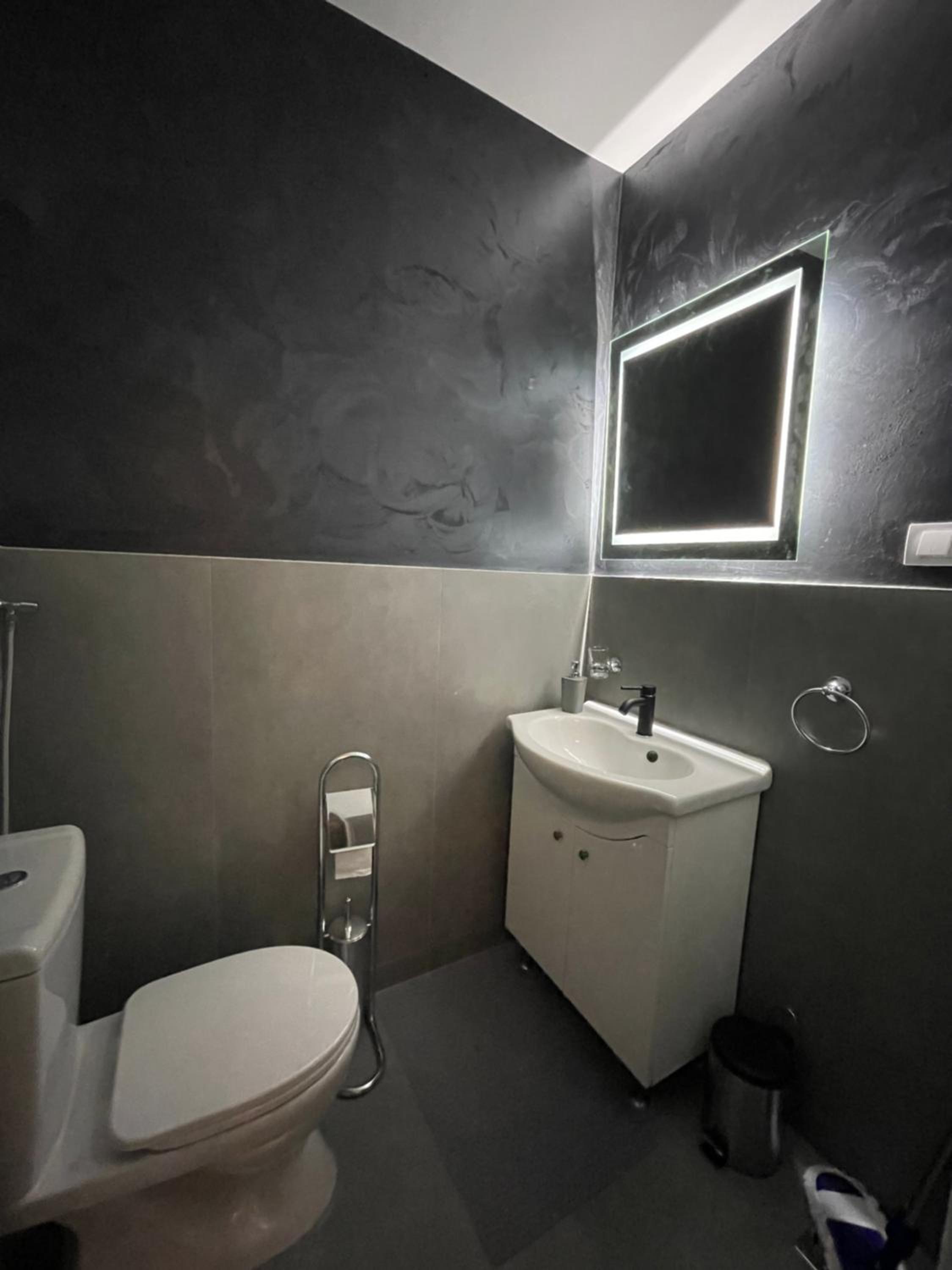 King Suite with Spa Bath - Photo 9