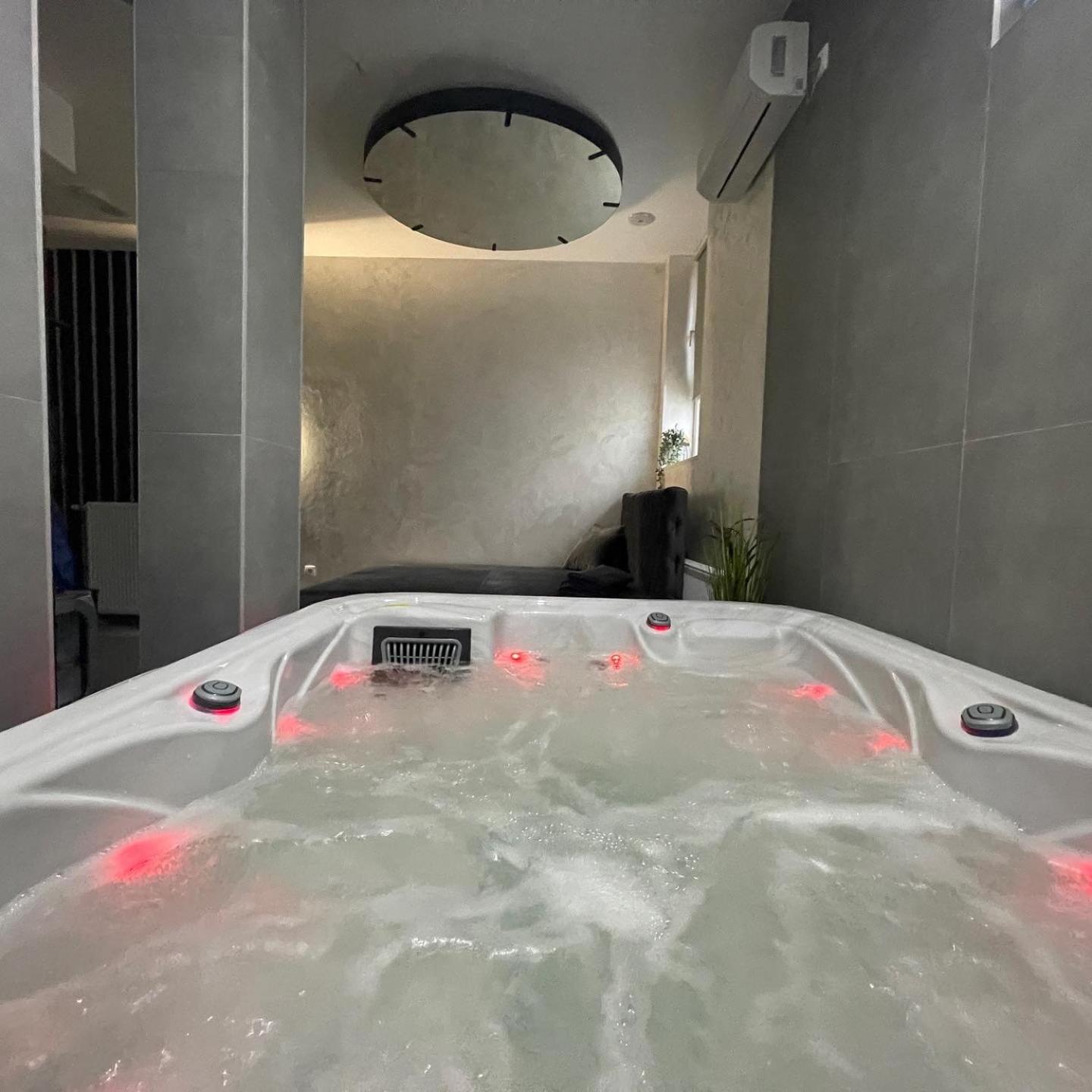 King Suite with Spa Bath - Photo 6