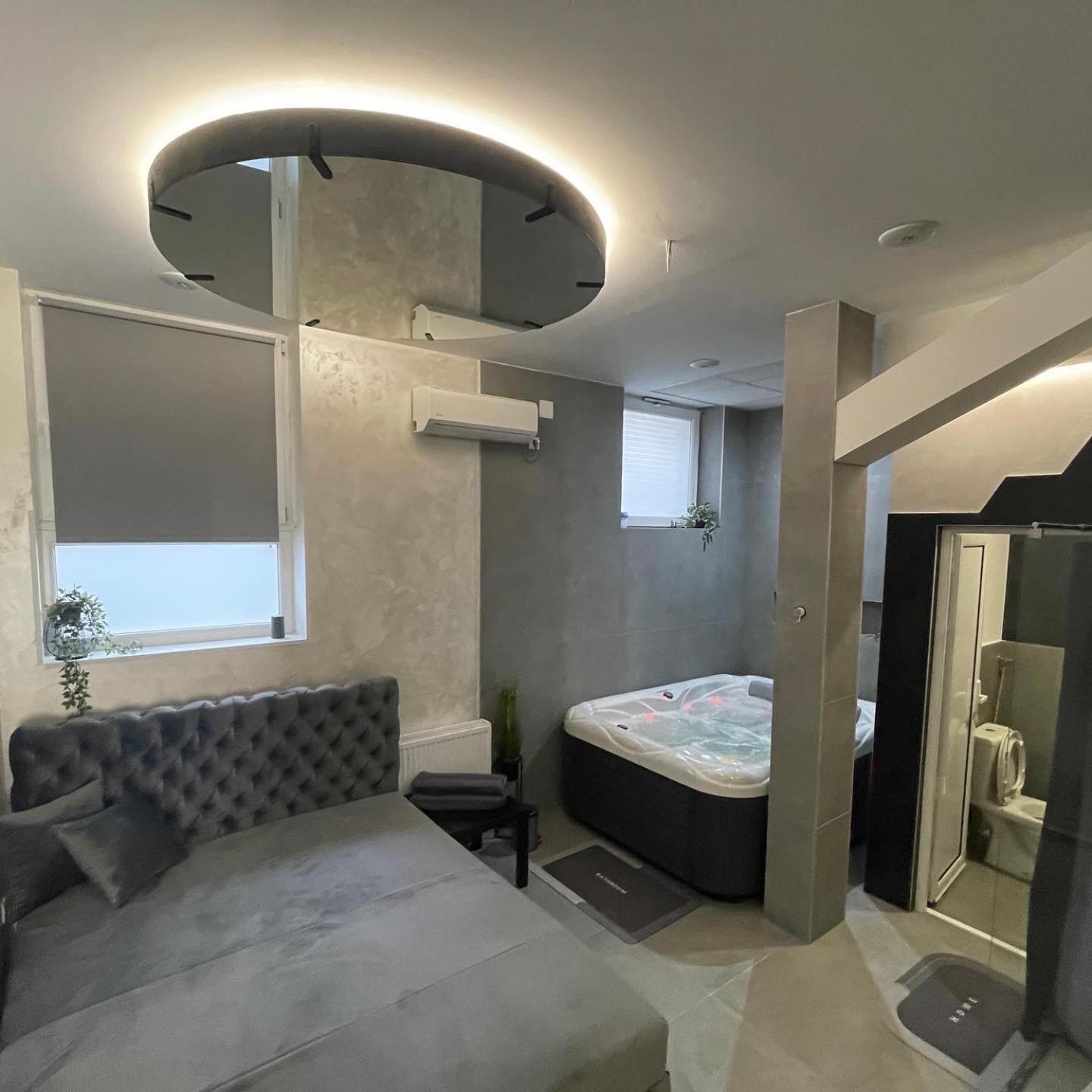 King Suite with Spa Bath - Photo 5