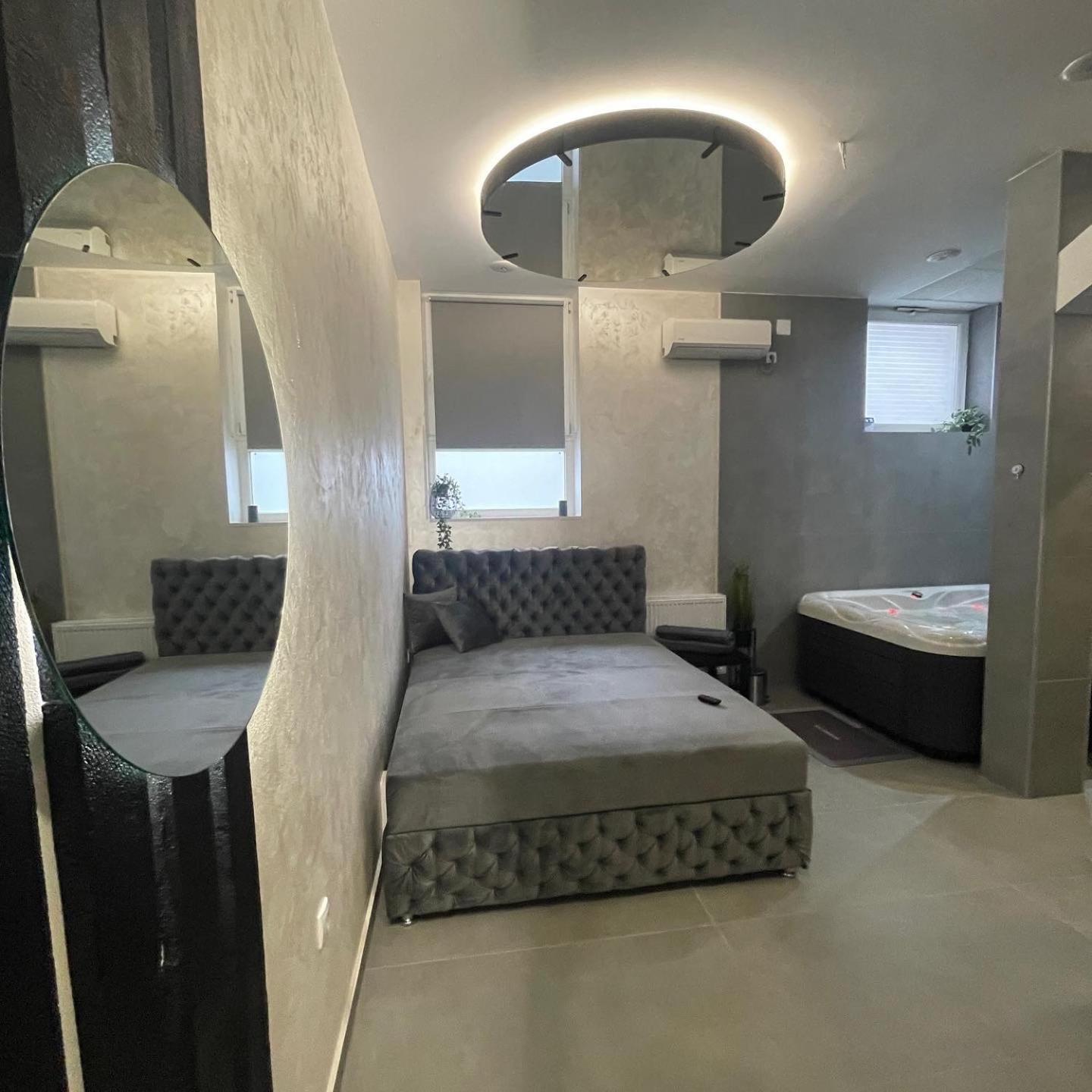 King Suite with Spa Bath - Photo 1