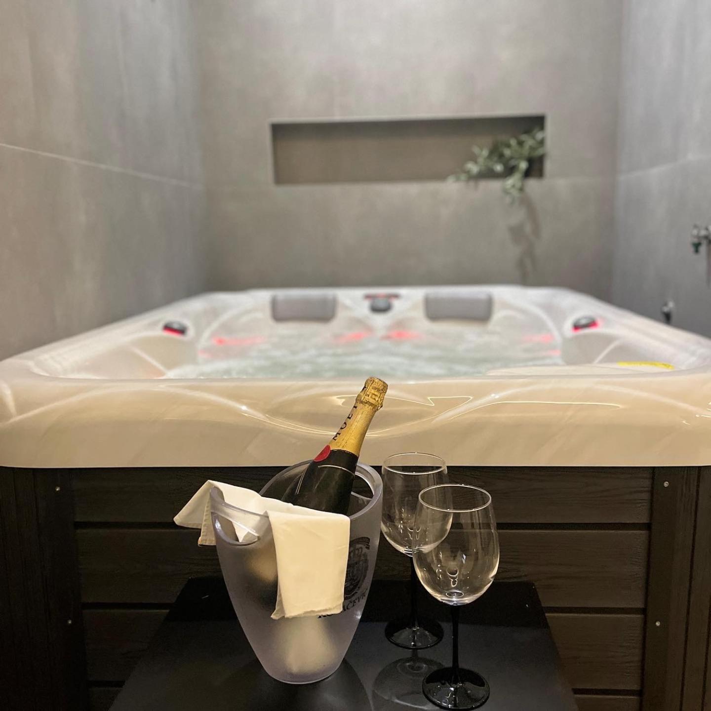 King Suite with Spa Bath - Photo 2