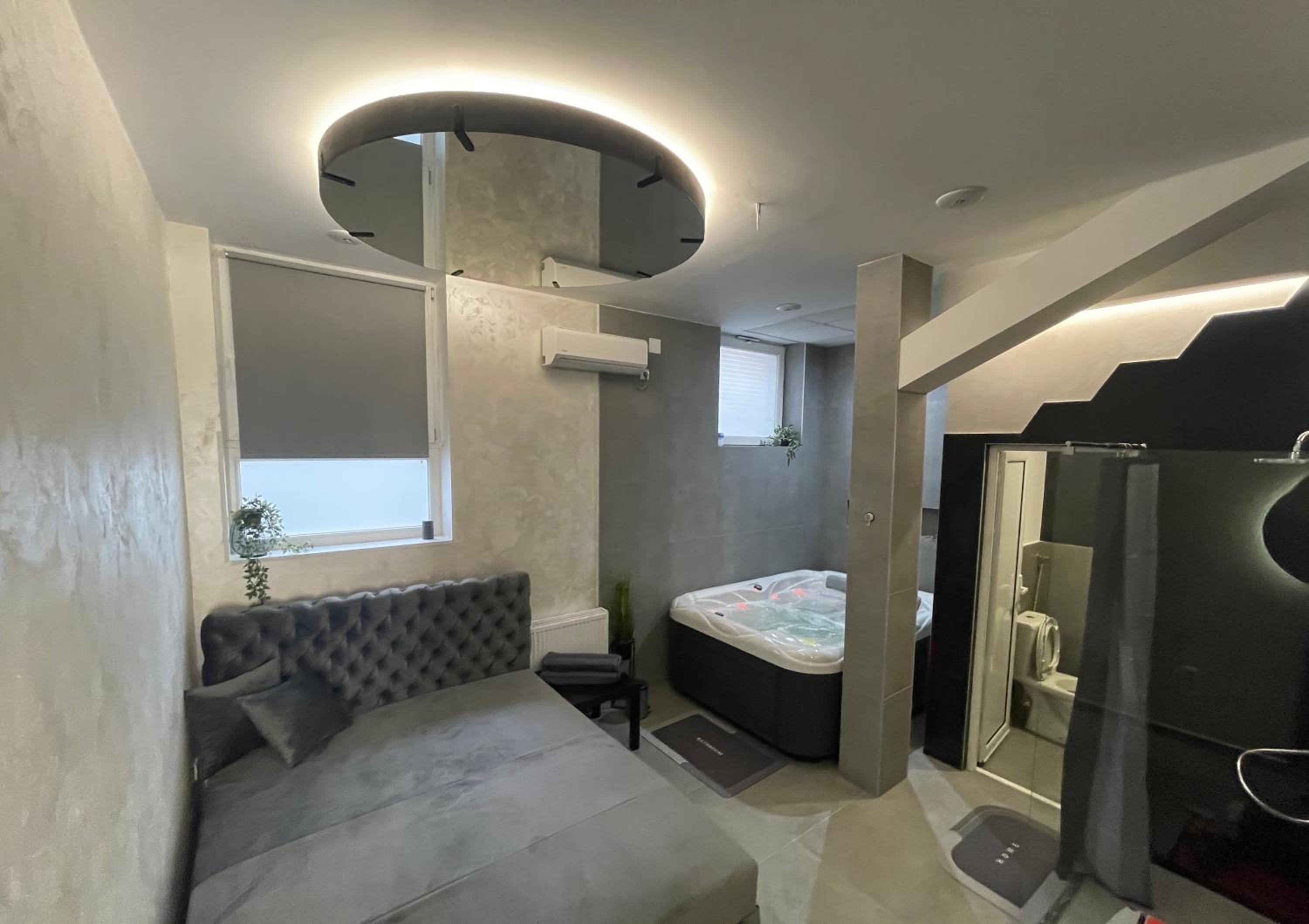 King Suite with Spa Bath - Photo 4
