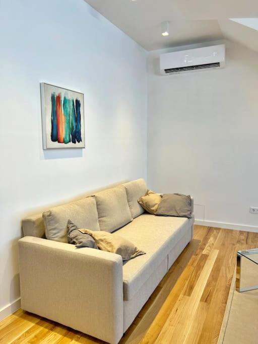 One-Bedroom Apartment - Photo 2