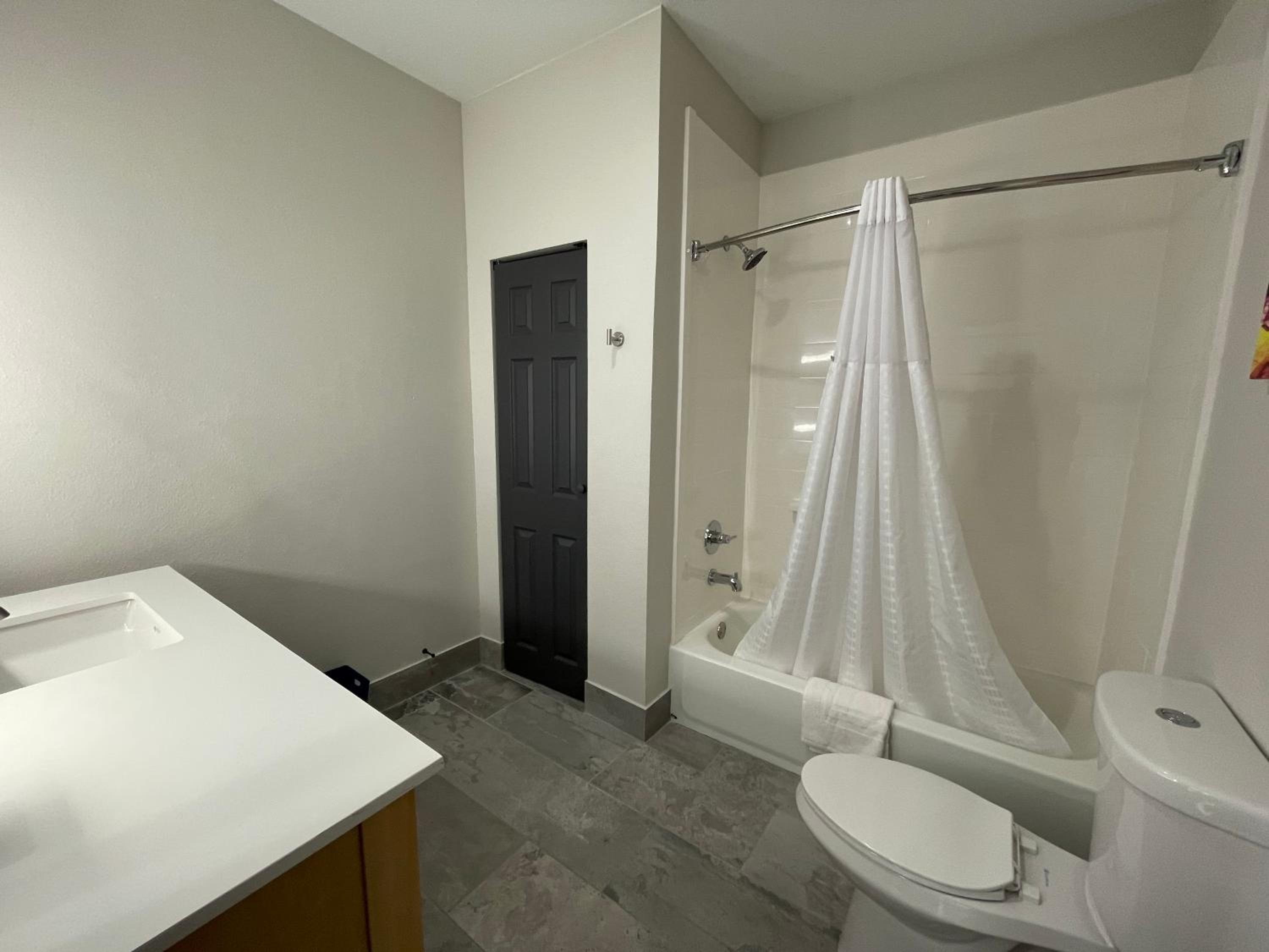 Family Suite with One Twin and Two Queen Beds - Non-Smoking, photo 6