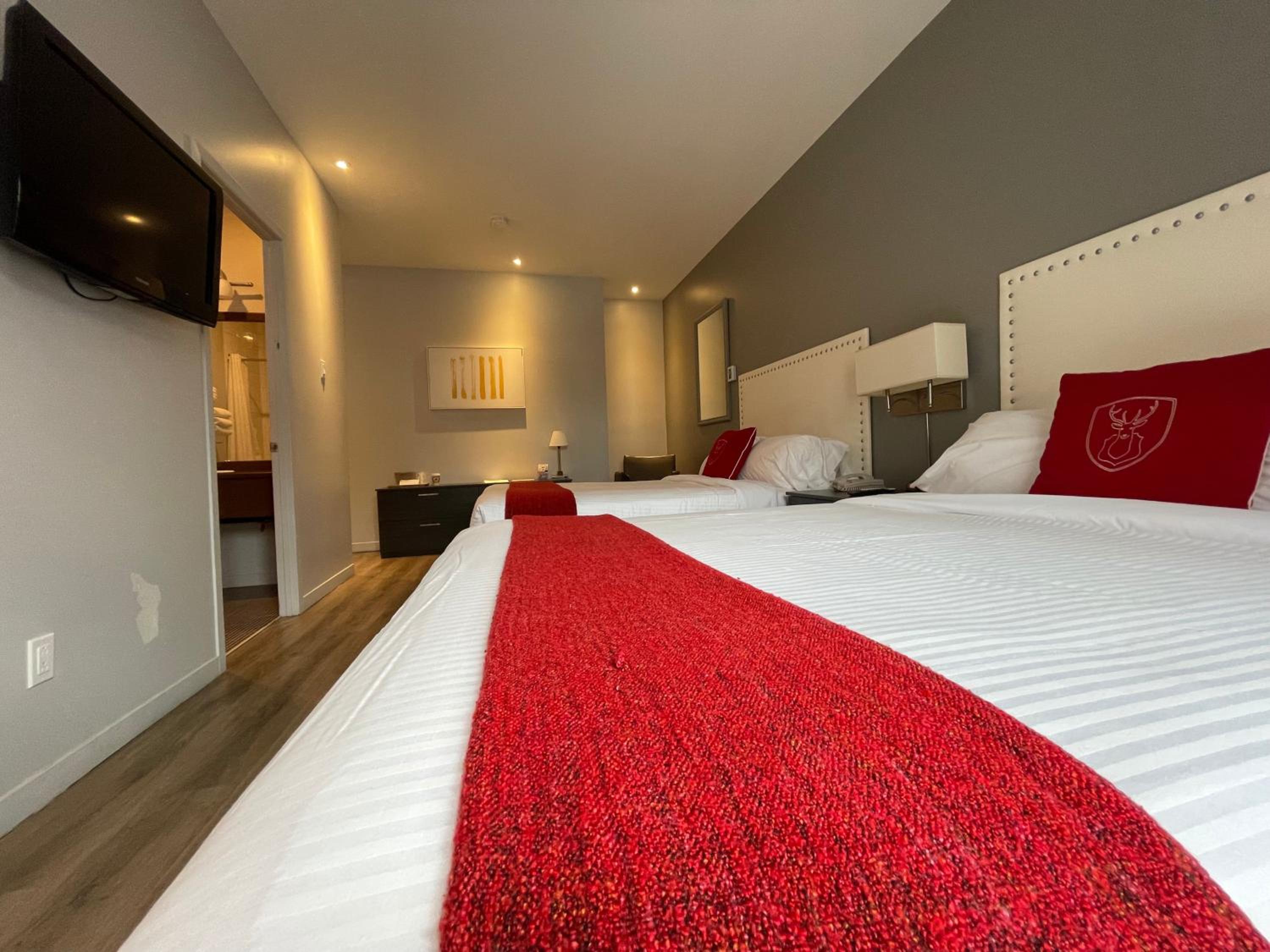 Queen Room with Two Queen Beds - Photo 5
