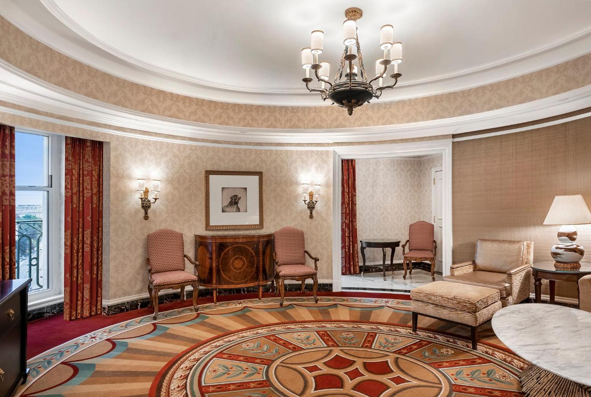 Oval Queen Suite Washington Monument View