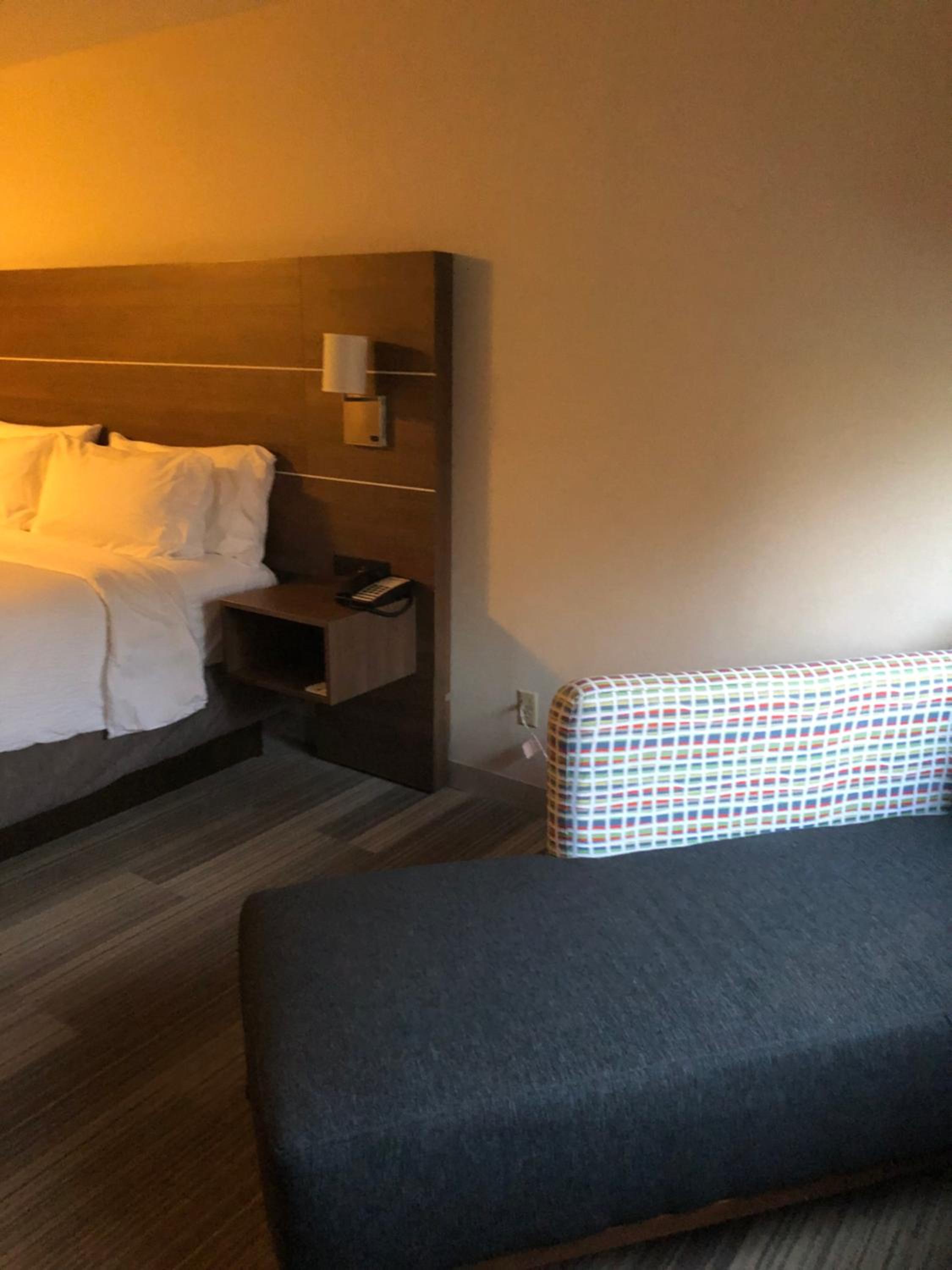 Standard King Room - Photo 6