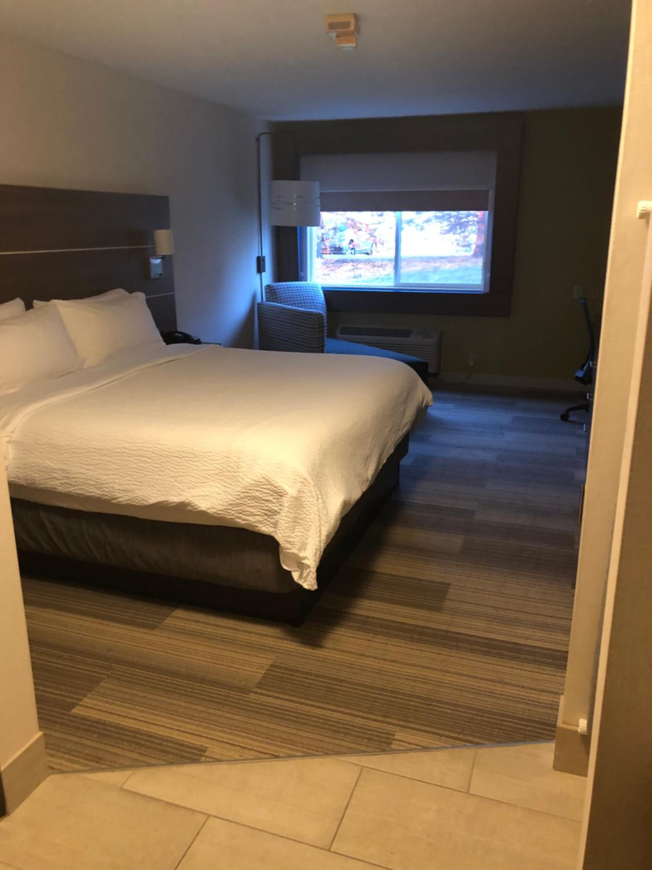 Standard King Room - Photo 7