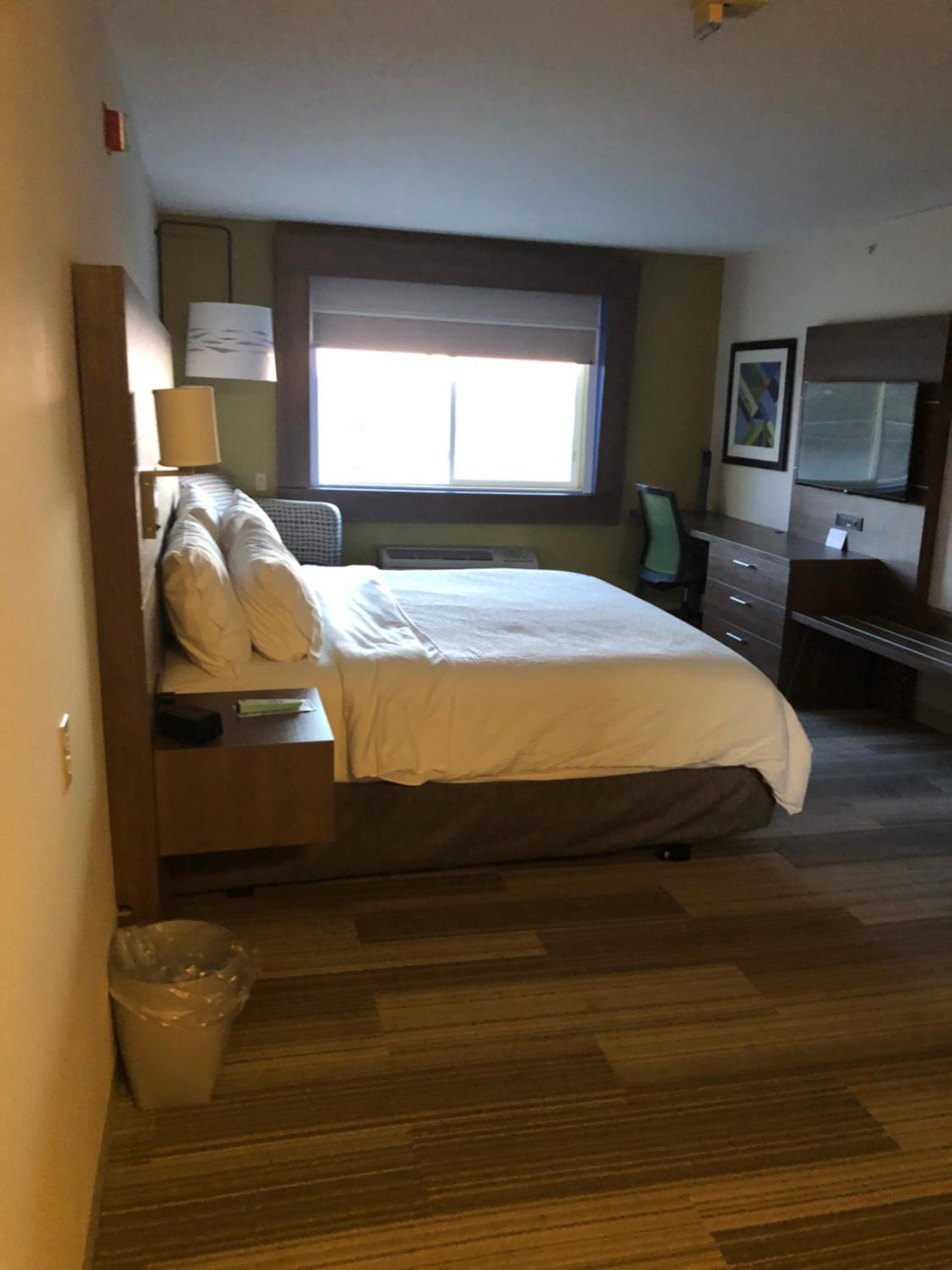 Standard King Room - Photo 8