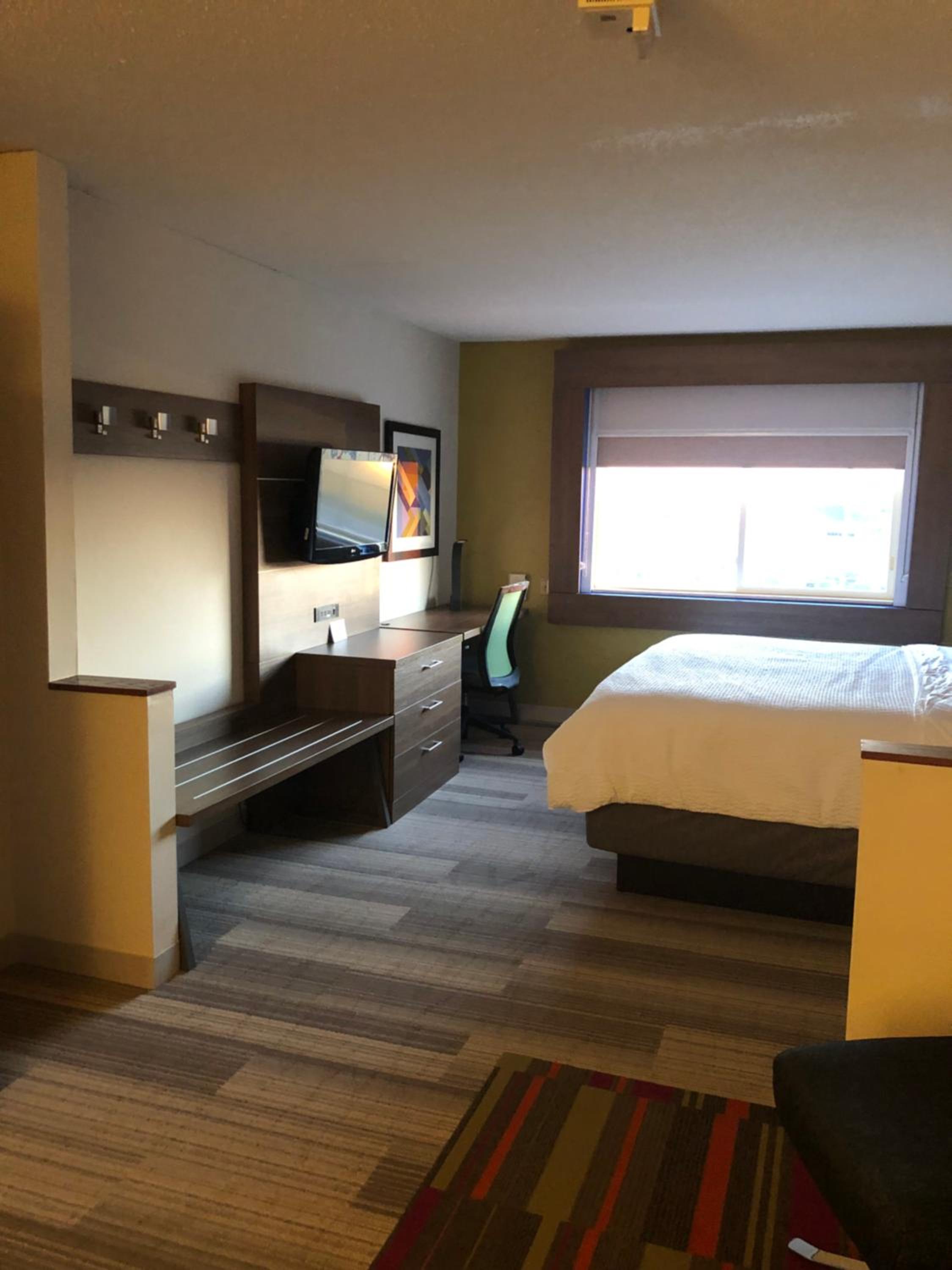 Standard King Room with Sofa Bed - Photo 2