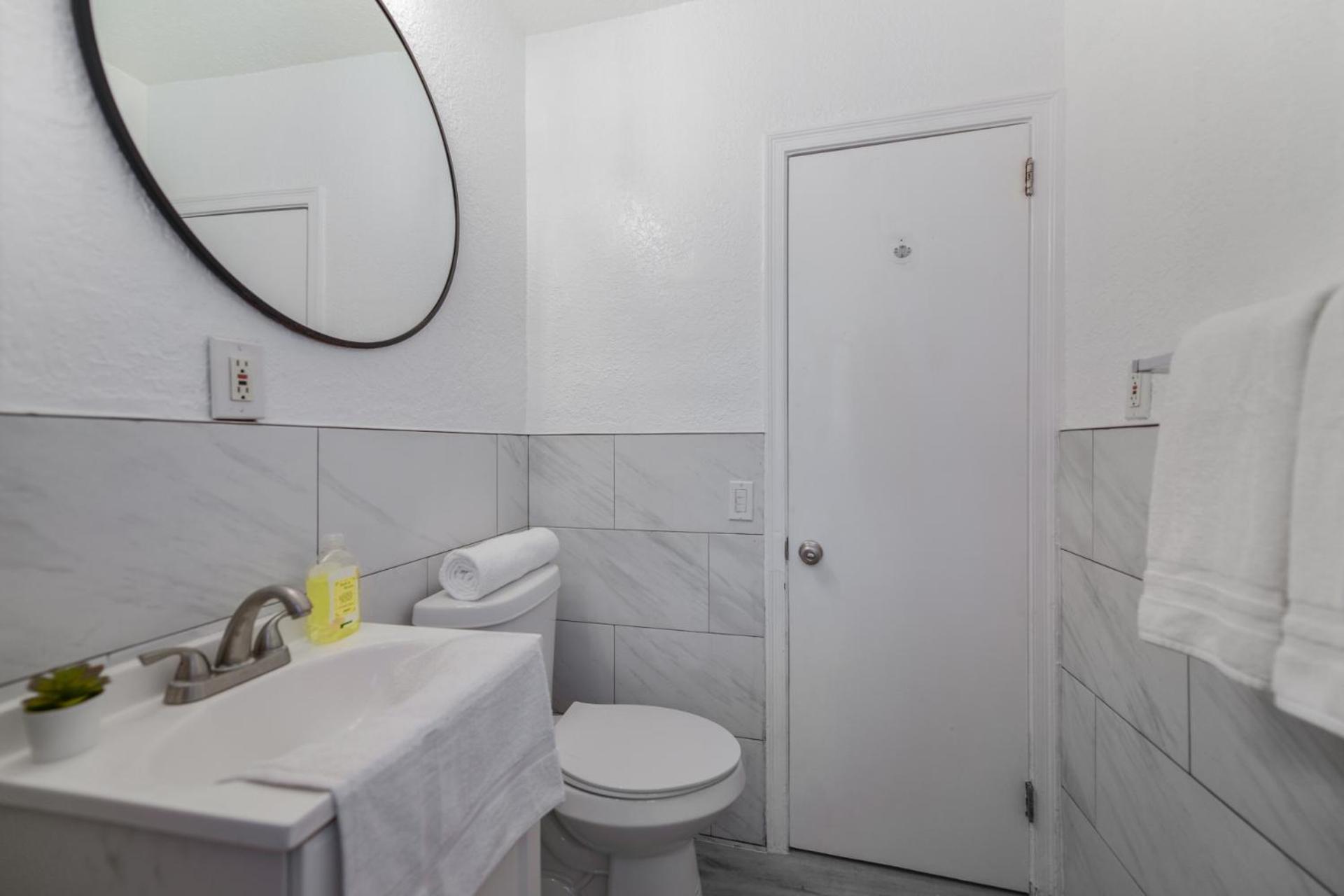 Two-Bedroom Apartment - Photo 20