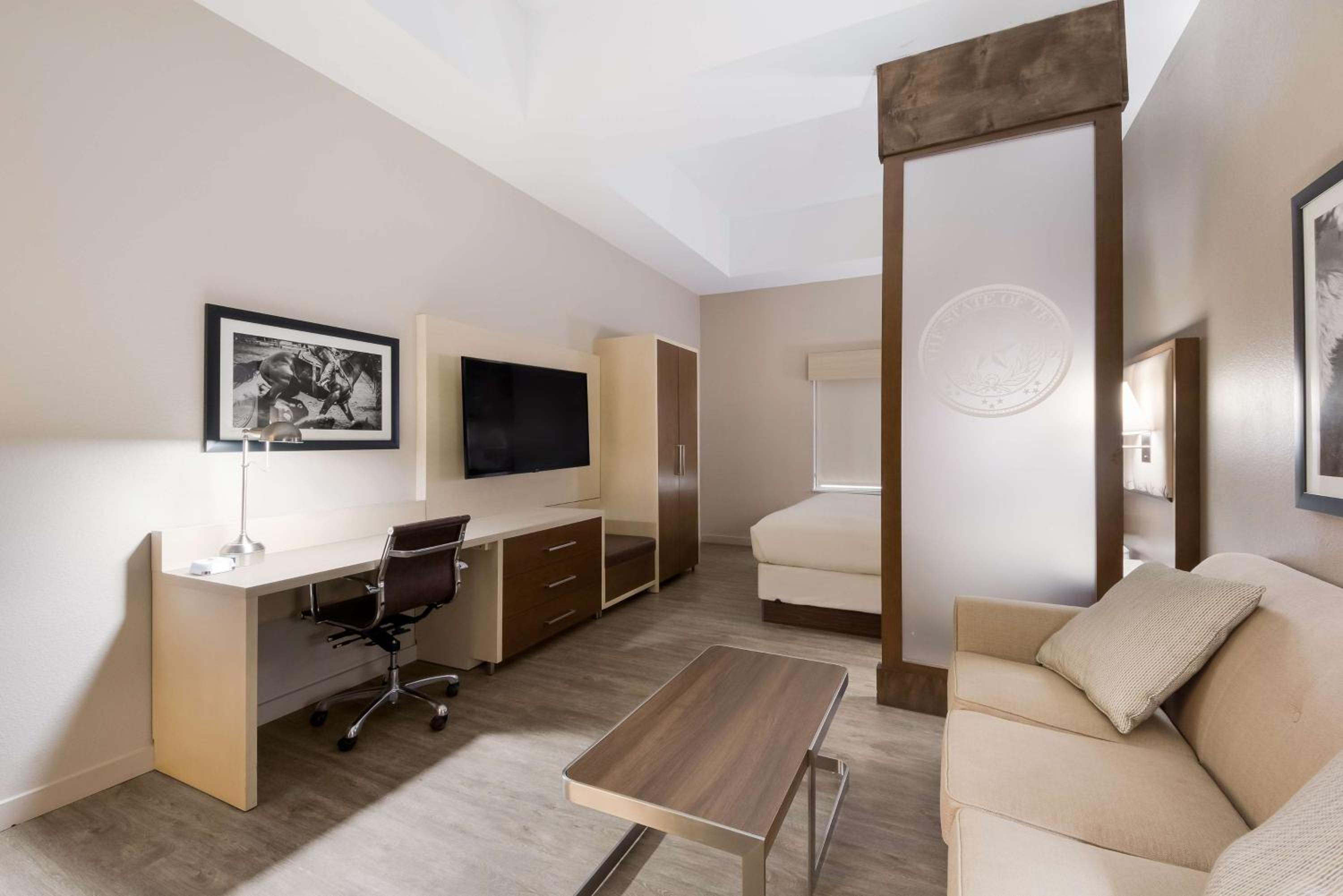 King Suite with Sofa Bed - Non-Smoking - Photo 2