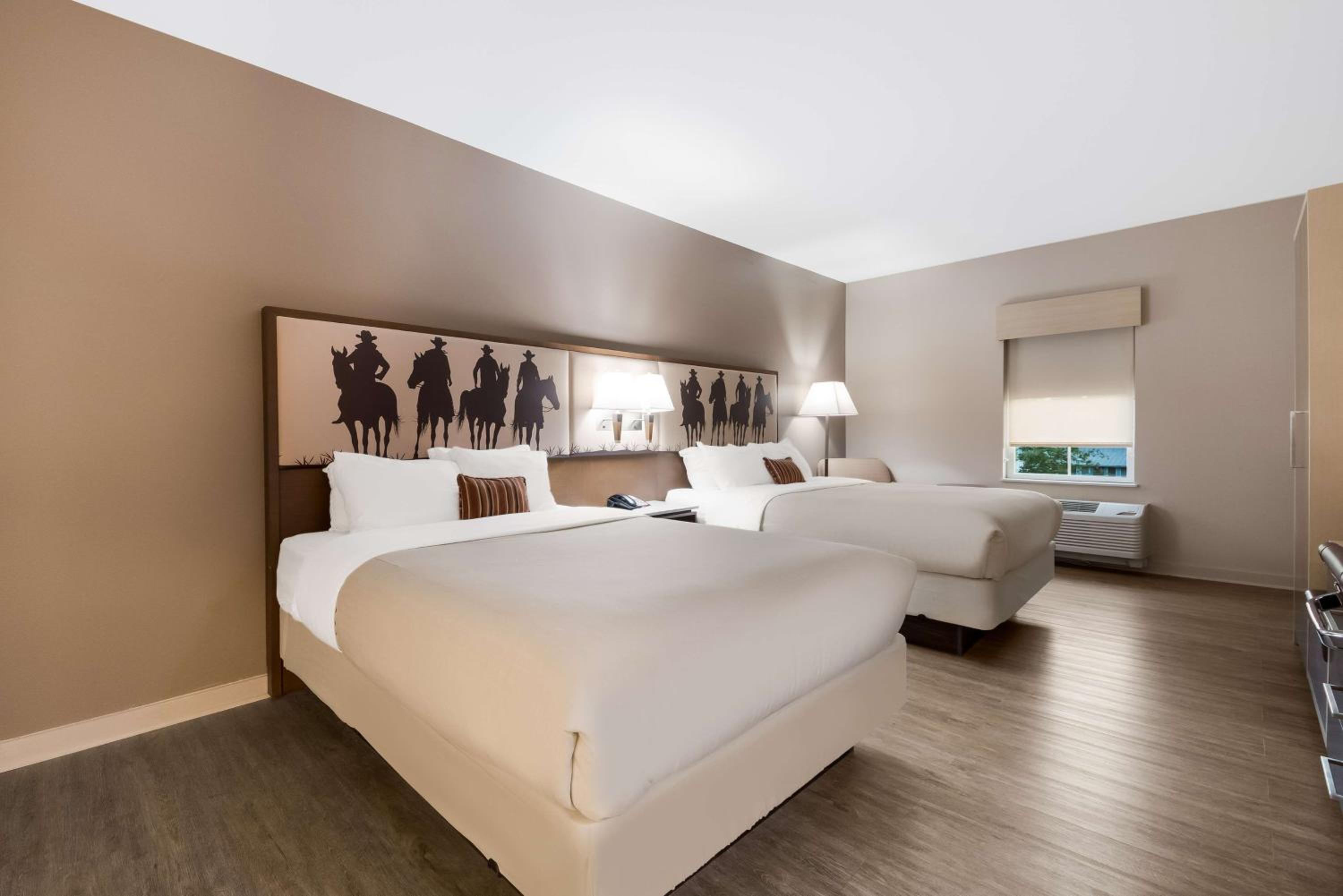 Queen Suite with Two Queen Beds - Photo 4