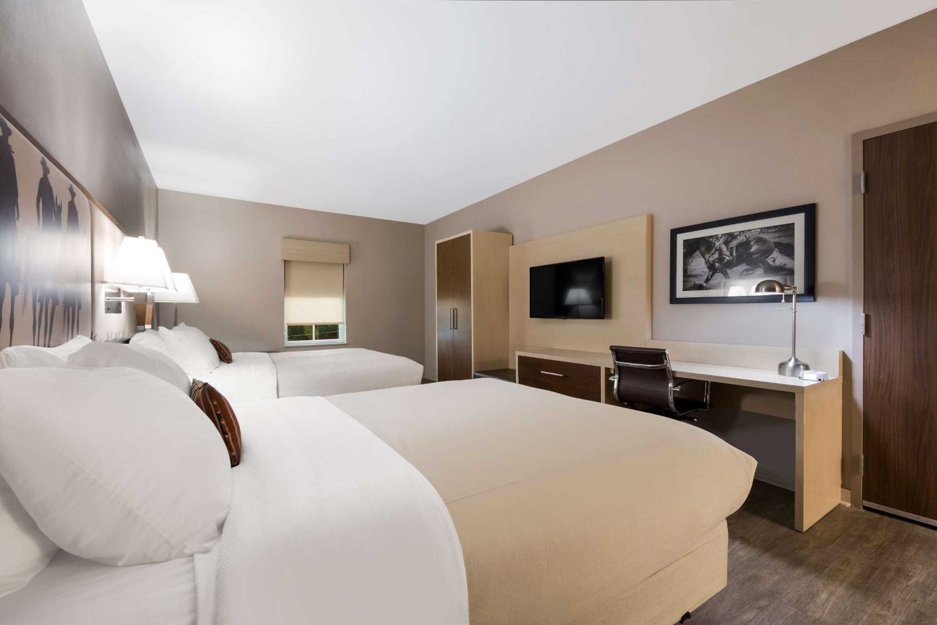 Queen Suite with Two Queen Beds - Photo 2