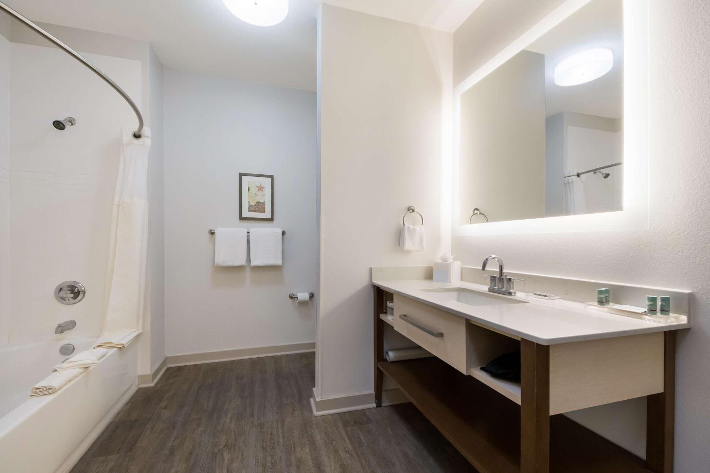 Suite with Two Queen Beds and Communication Assistance - Photo 2