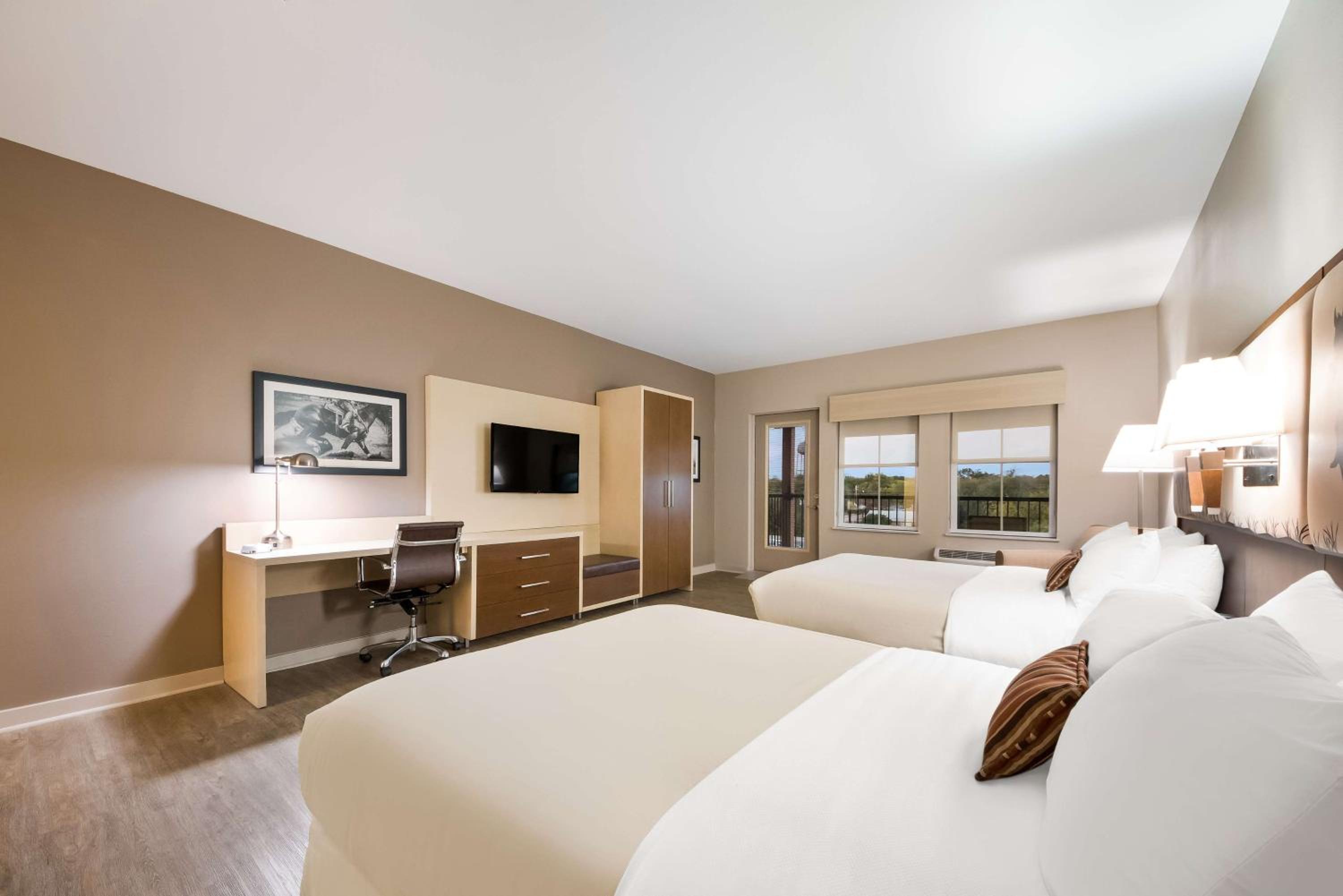 Queen Suite with Two Queen Beds - Disability Access - Photo 4