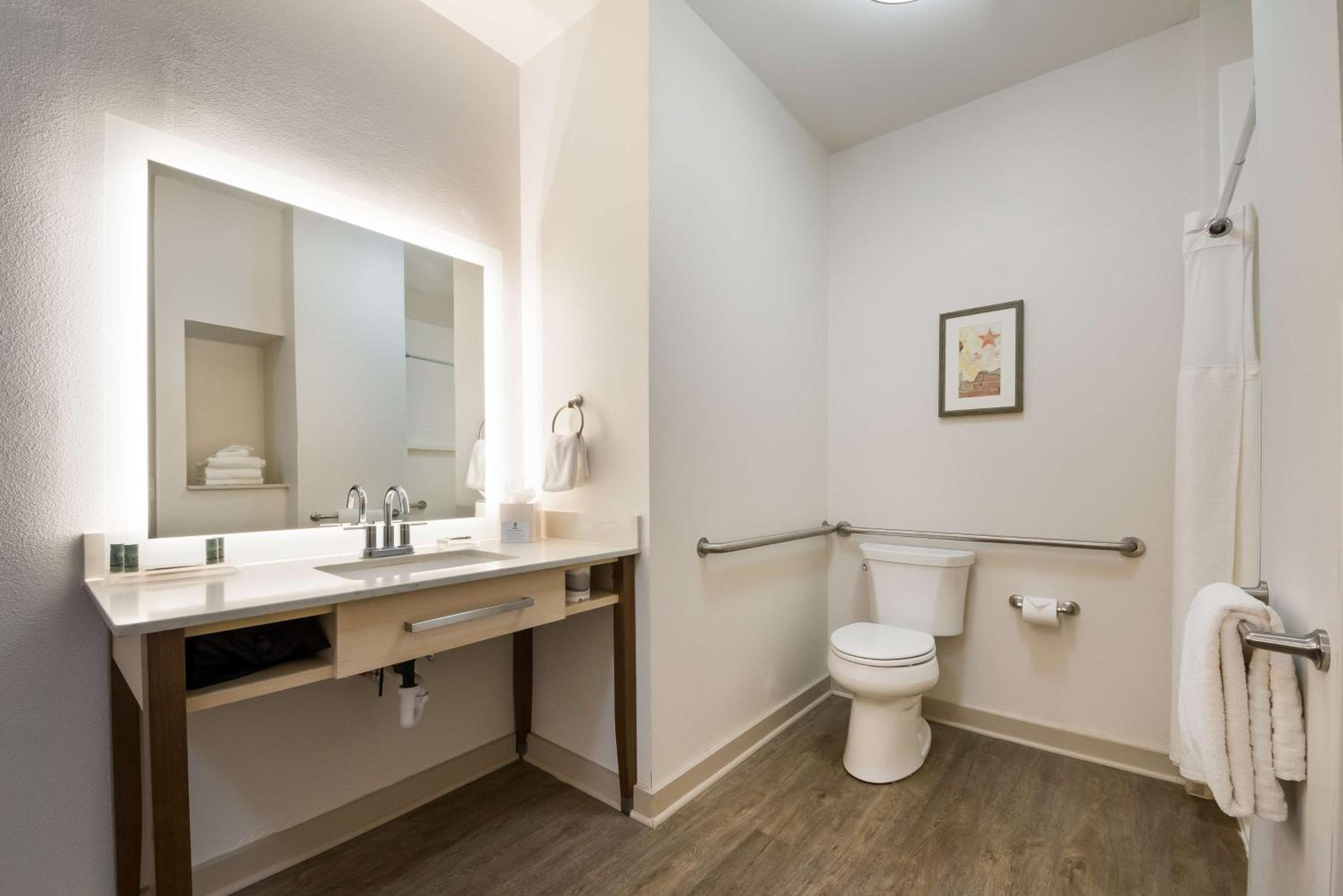 Queen Suite with Two Queen Beds - Disability Access - Photo 5