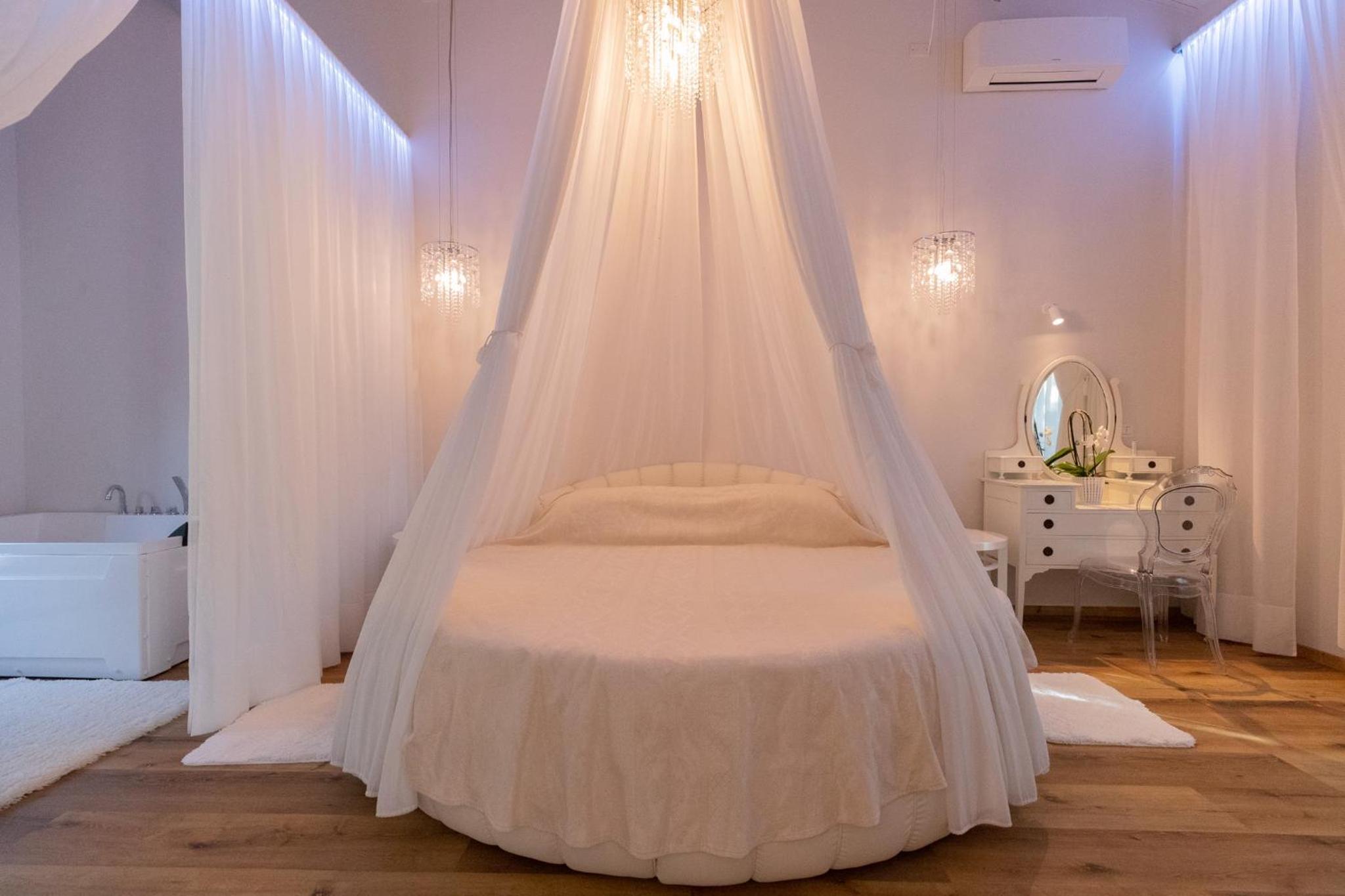 Queen Suite with Spa Bath photo 1