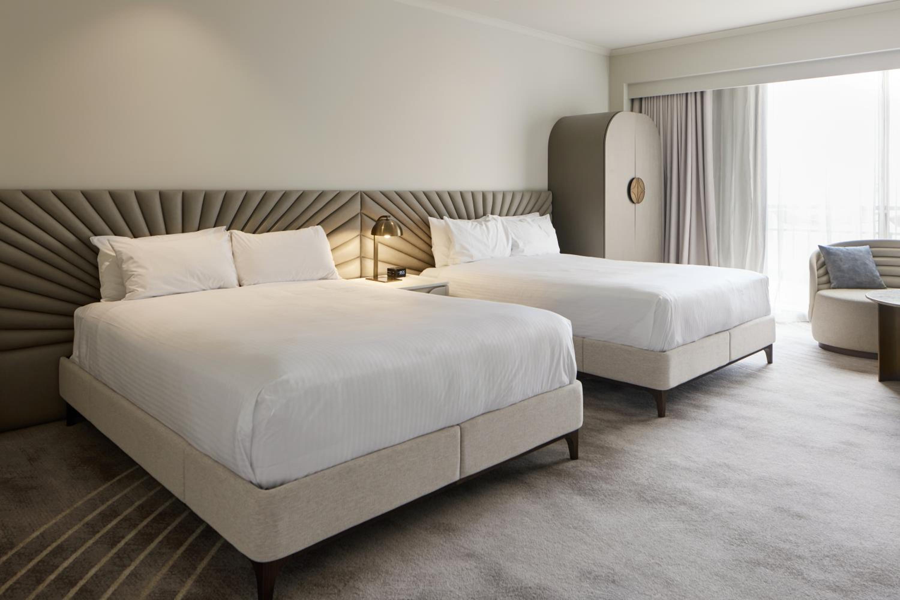 Deluxe Twin Room with Two Queen Beds - Photo 4