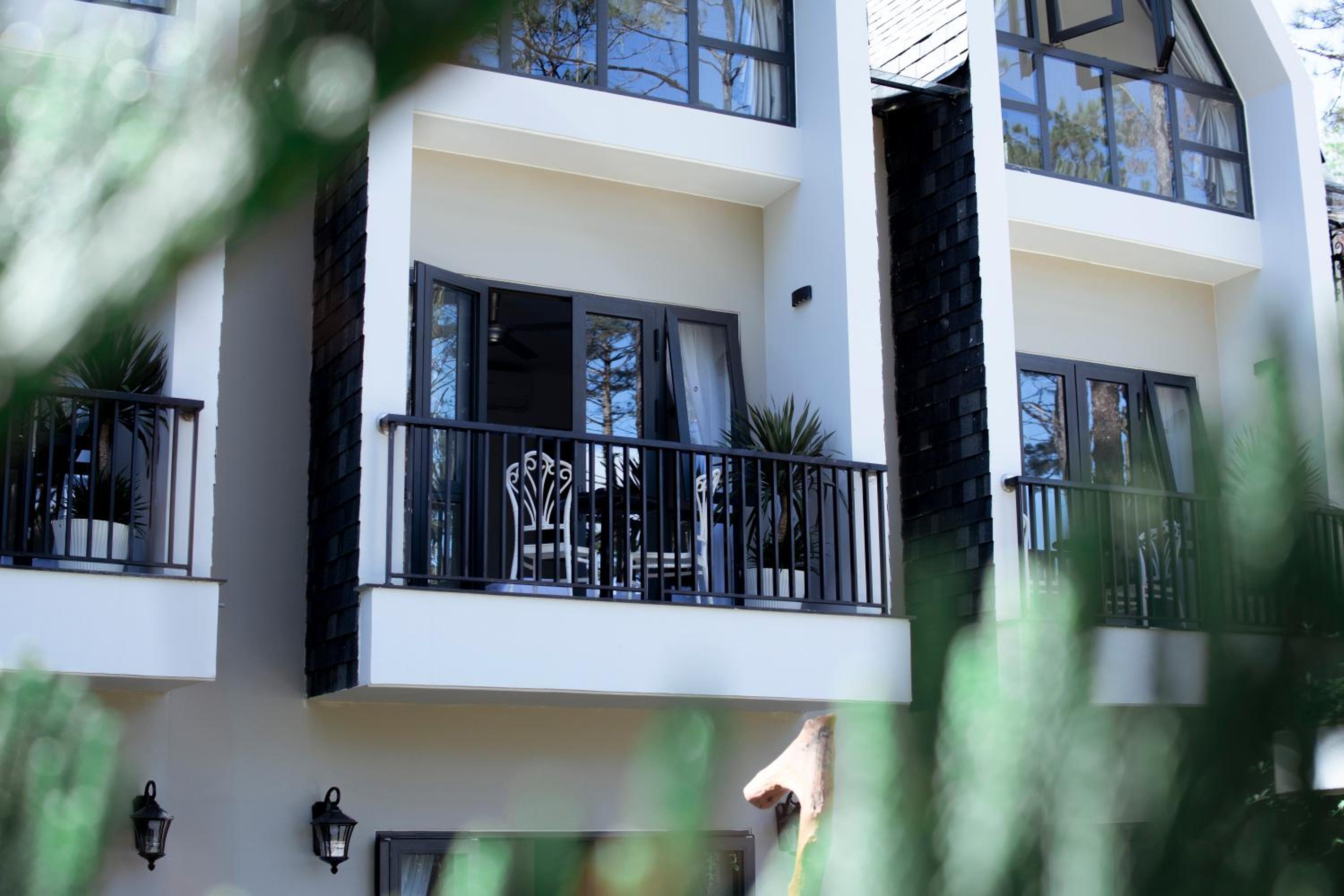 King Room with Balcony - Photo 8