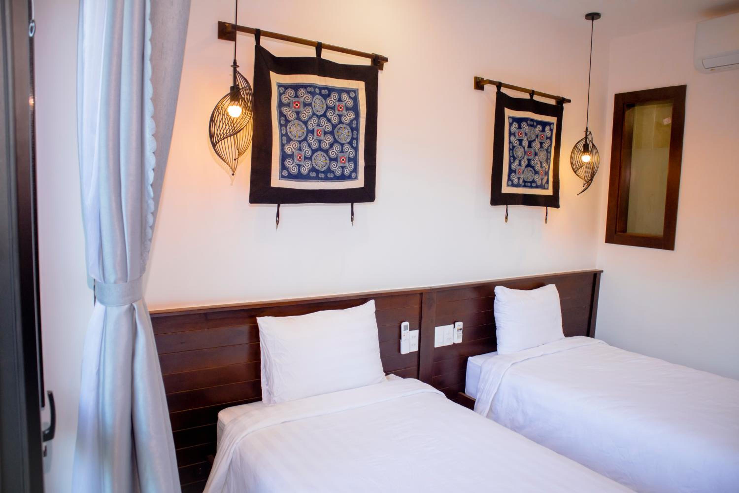 Twin Room with Balcony - Photo 8