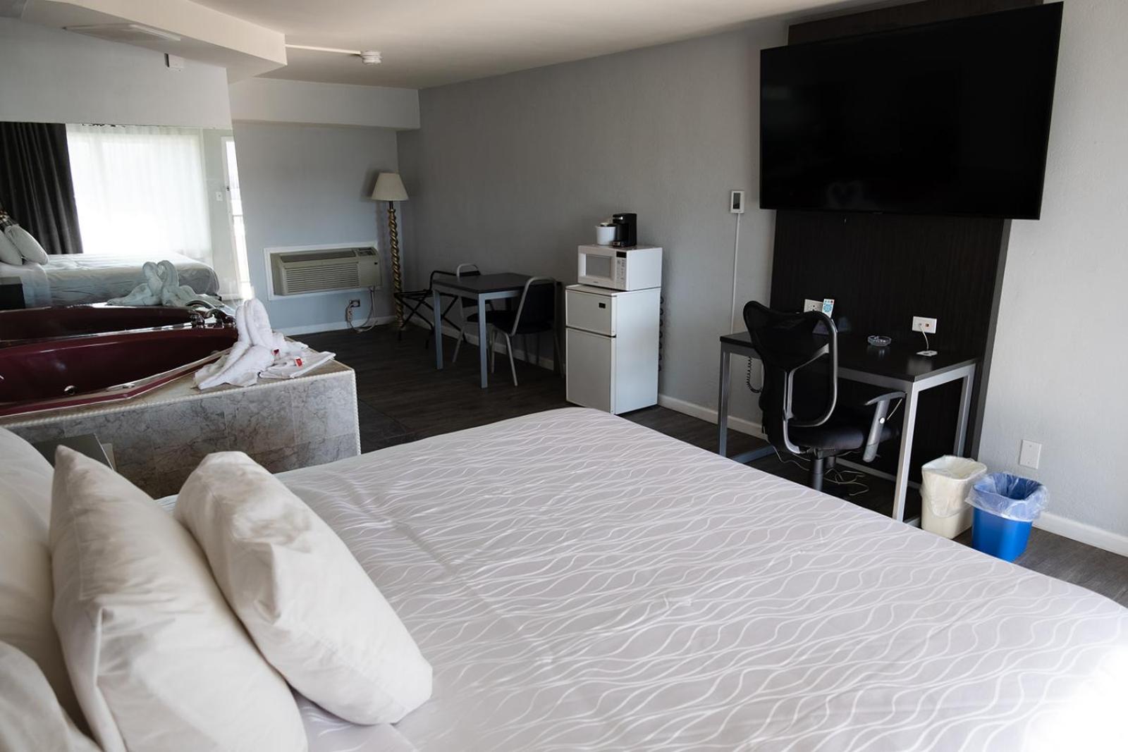 Heart Shaped Jetted Tub With King Bed Non Smoking - Photo 15