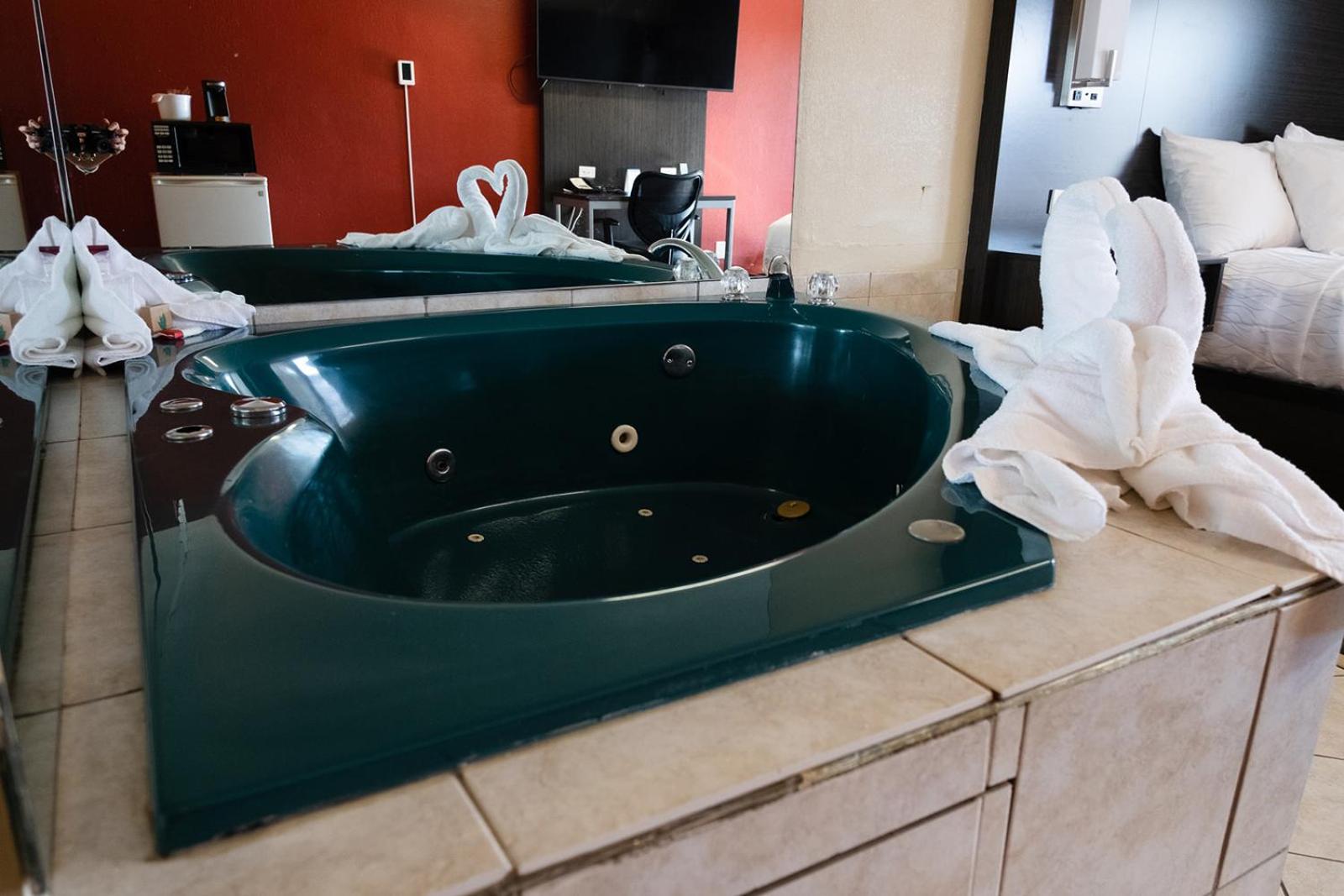 Heart Shaped Jetted Tub With King Bed Non Smoking - Photo 17