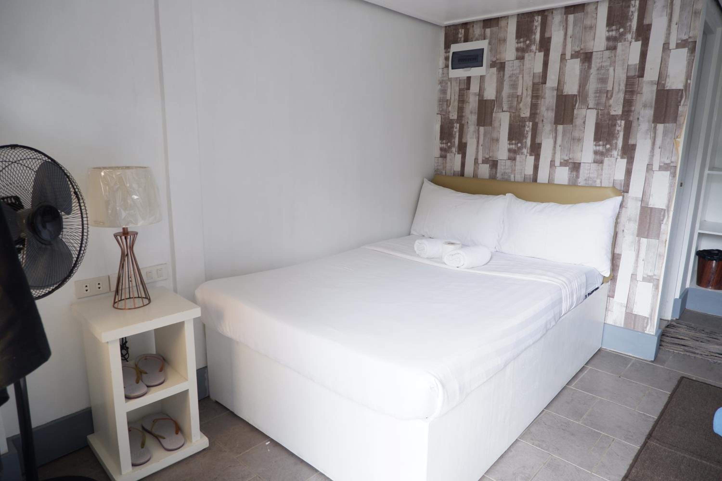 Standard Double Room - Photo 12