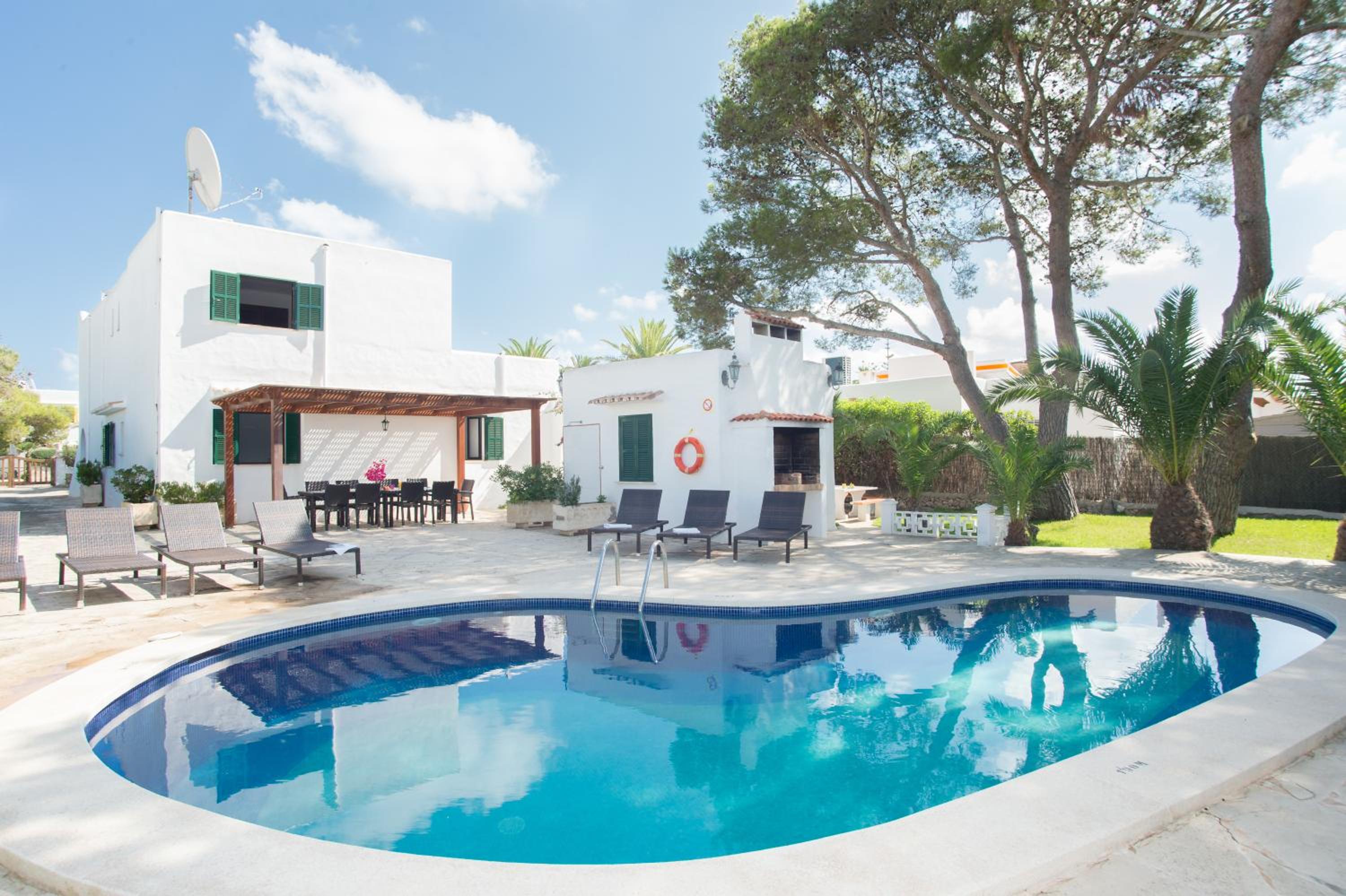 Five-Bedroom House photo 2