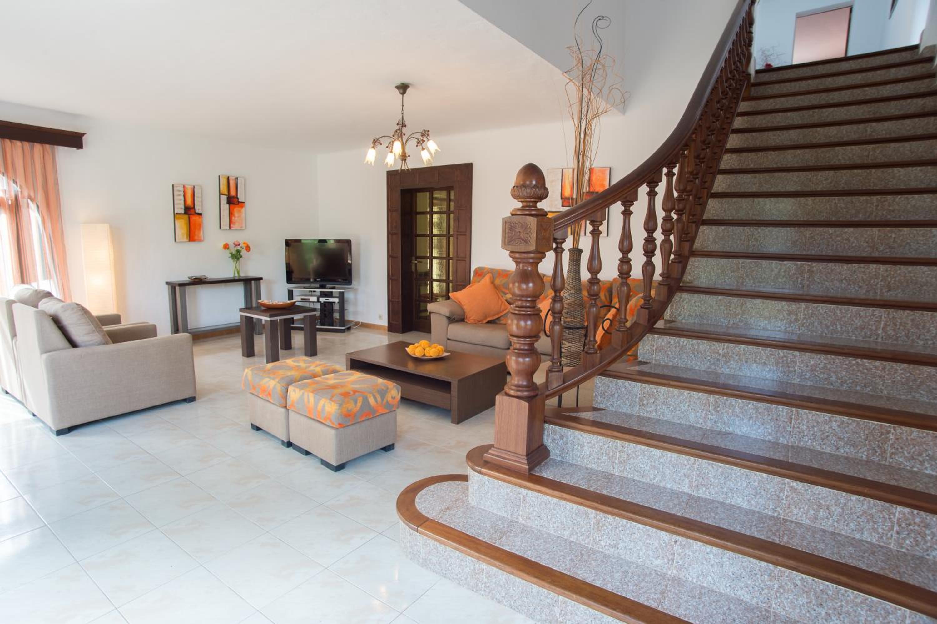 Five-Bedroom House photo 3