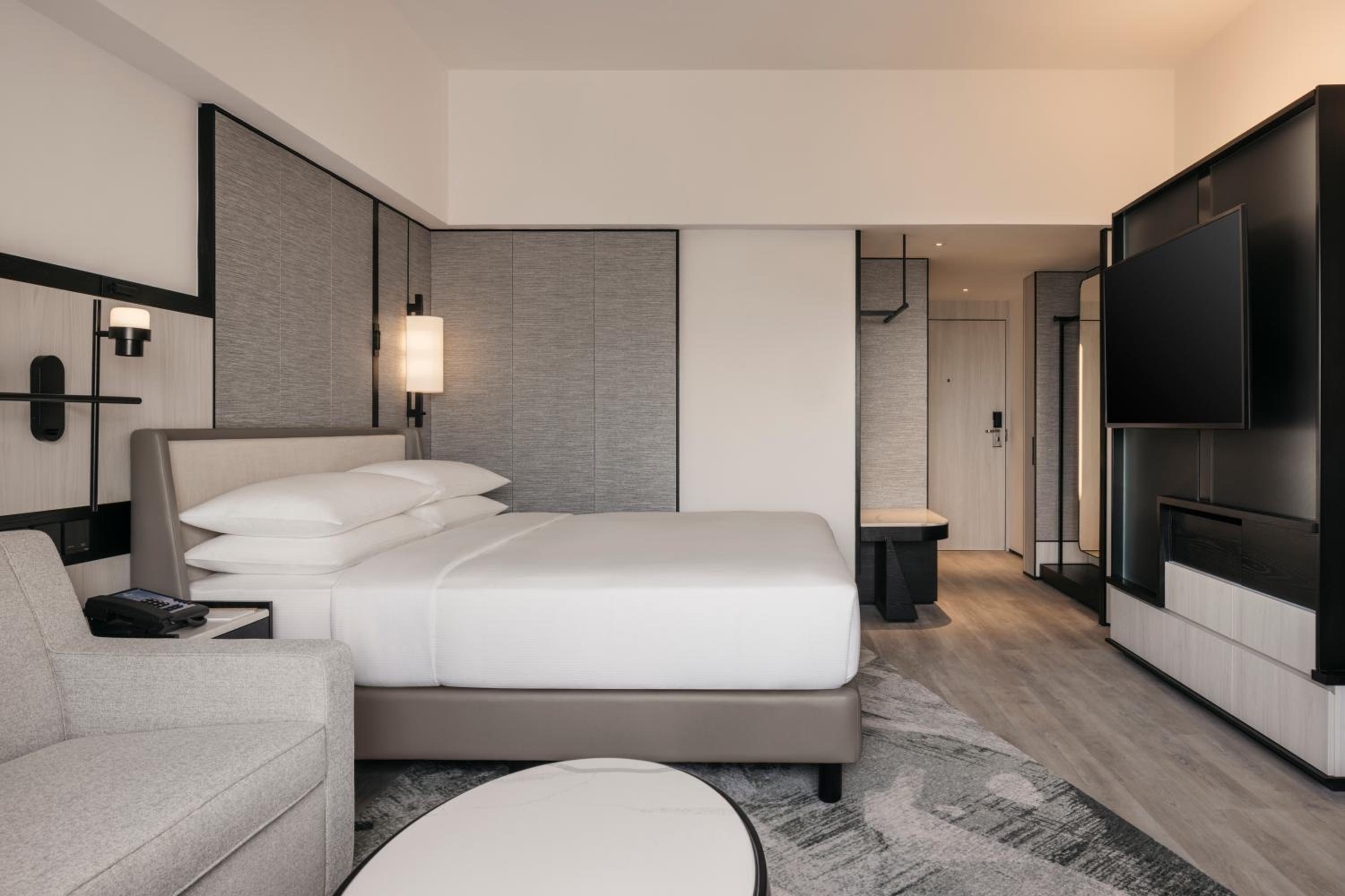 Deluxe King Room with High Floor and City View