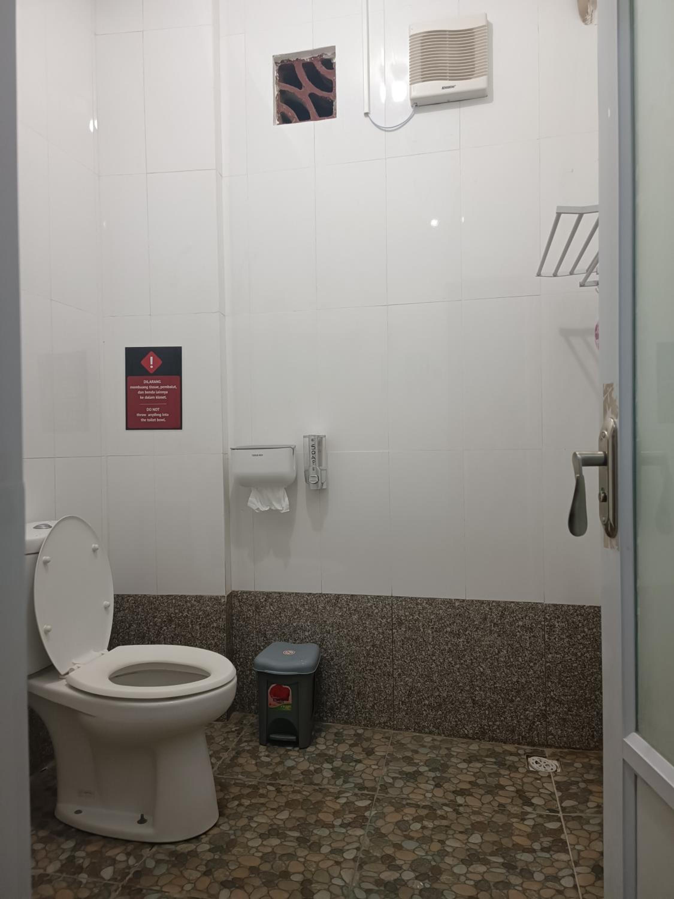 Family Room with Private Bathroom photo 2