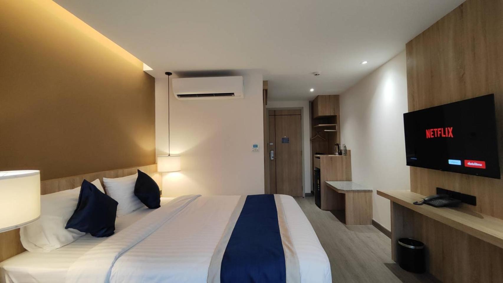 Superior King Bed - Photo 8