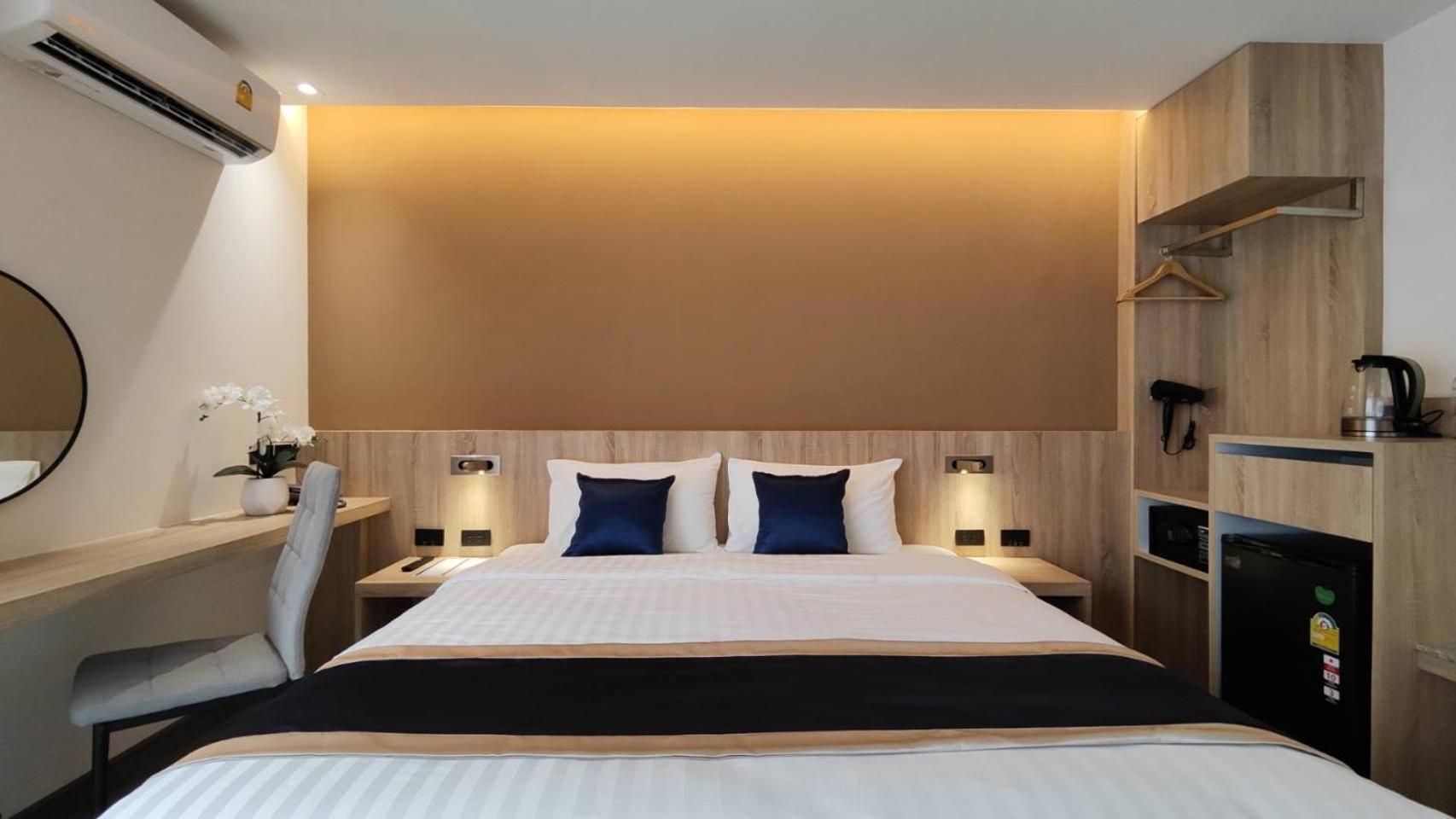 Superior King Bed with Balcony - Photo 2