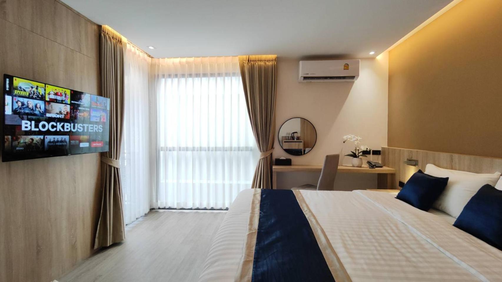 Superior King Bed with Balcony - Photo 4