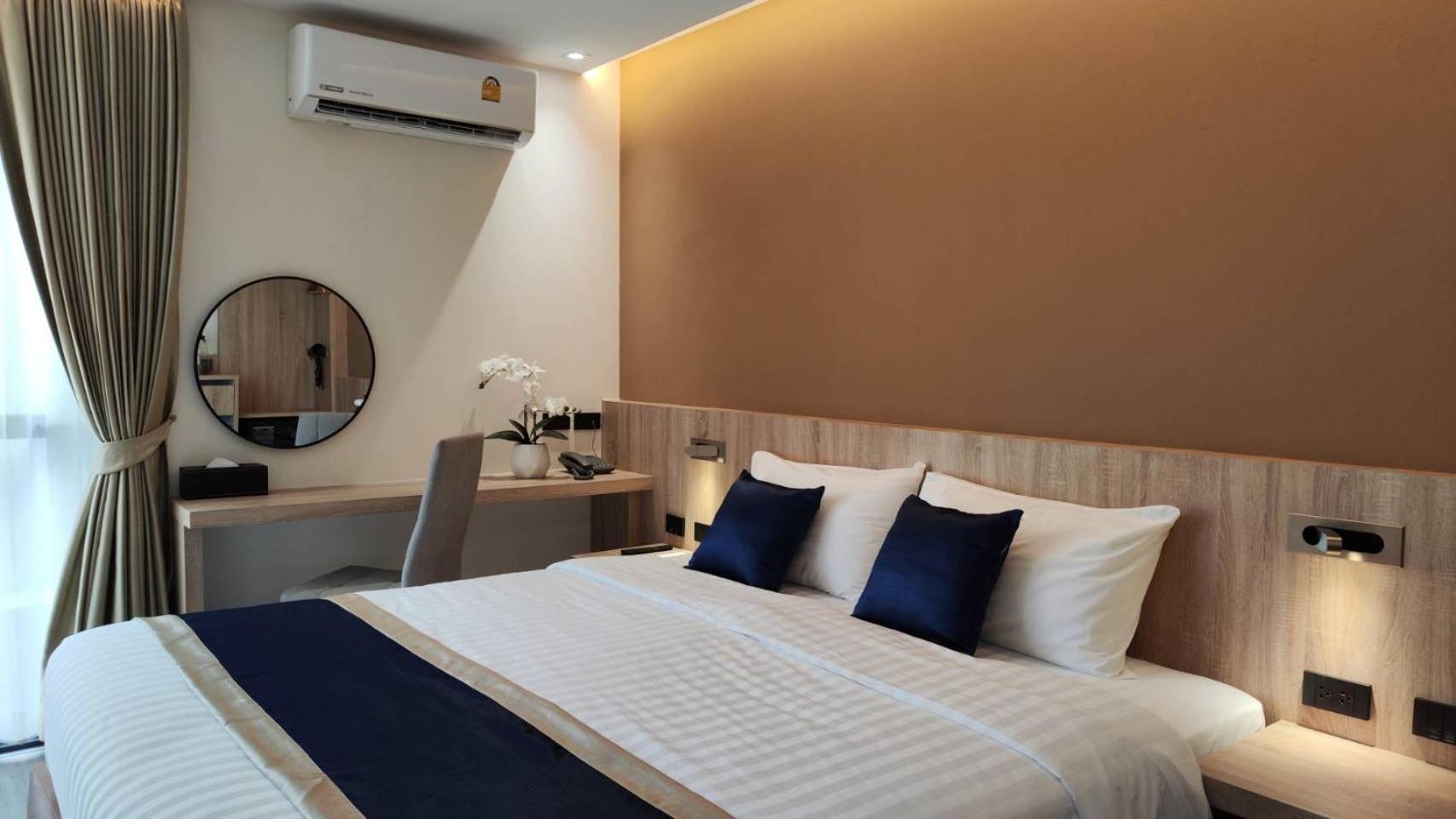 Superior King Bed with Balcony - Photo 3