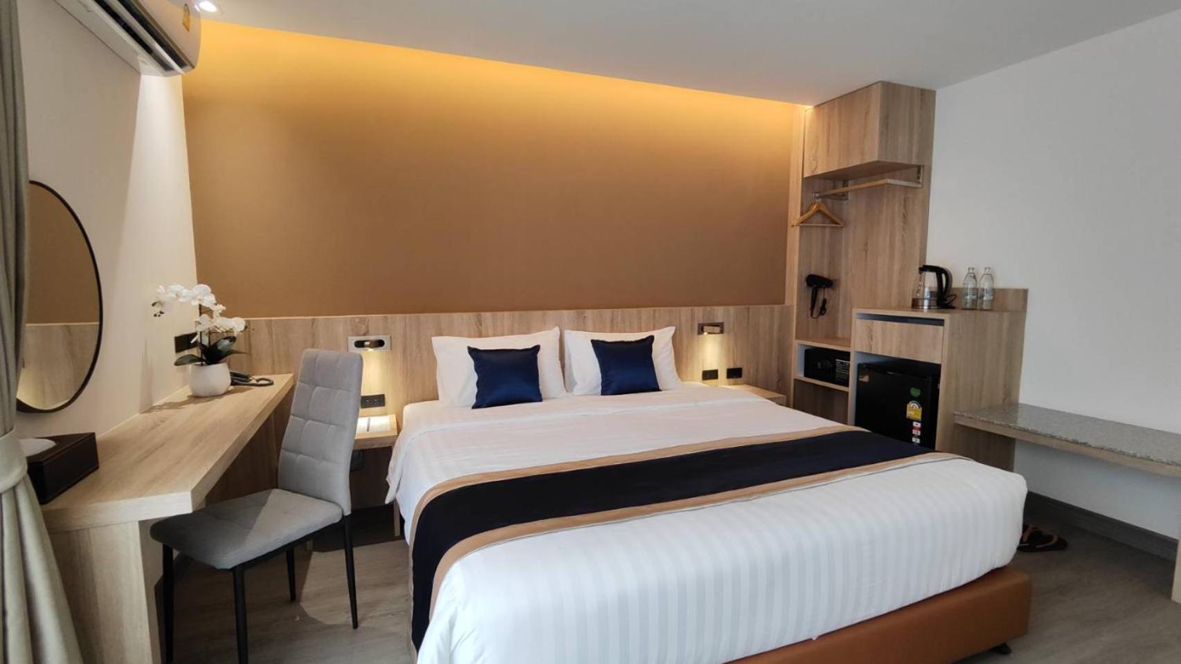 Superior King Bed with Balcony - Photo 1