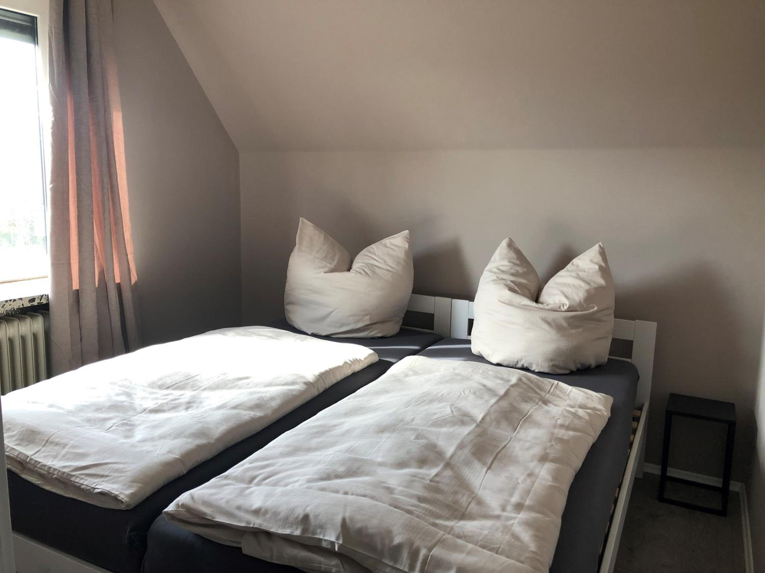 Eight-Bedroom House photo 1