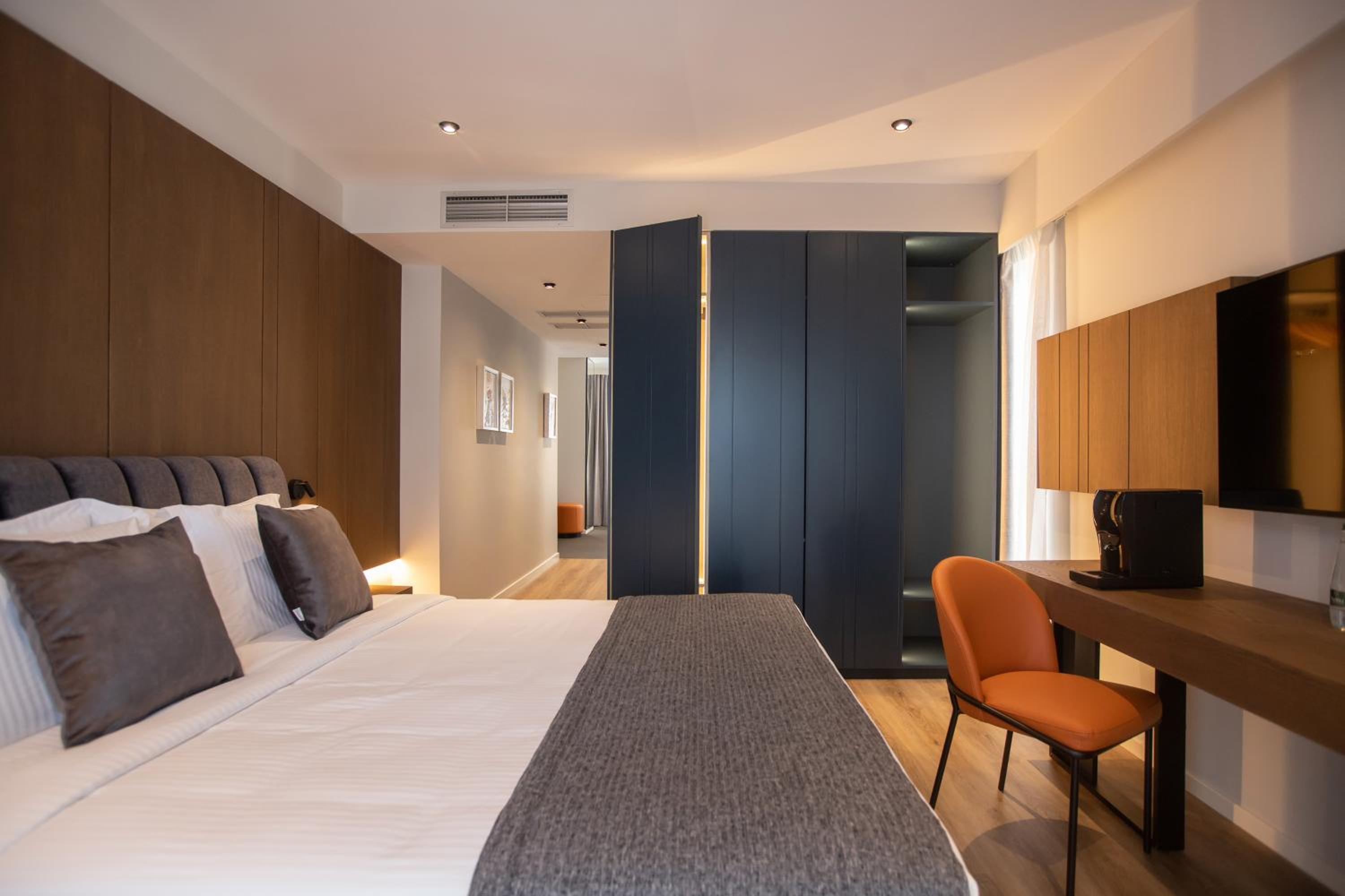 Suite with Bathtub photo 2