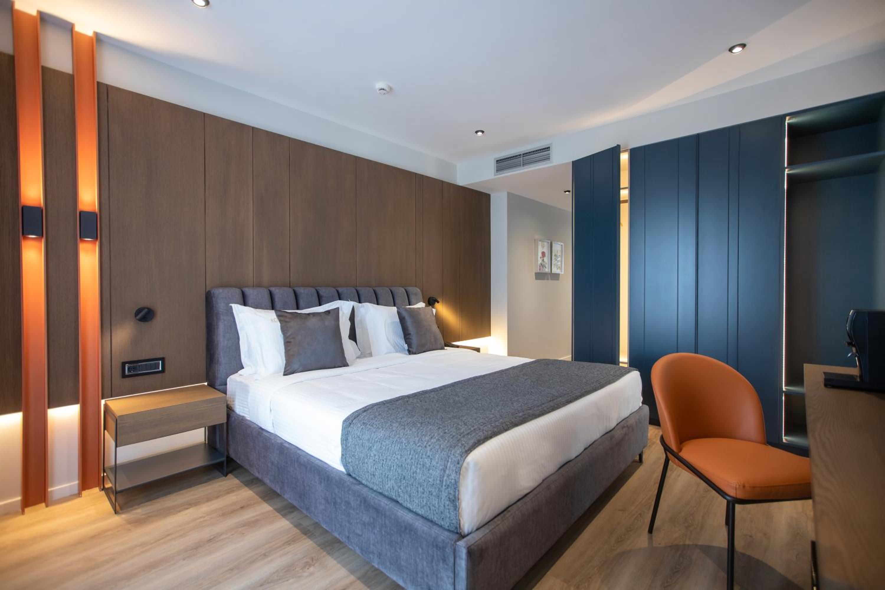 Suite with Bathtub