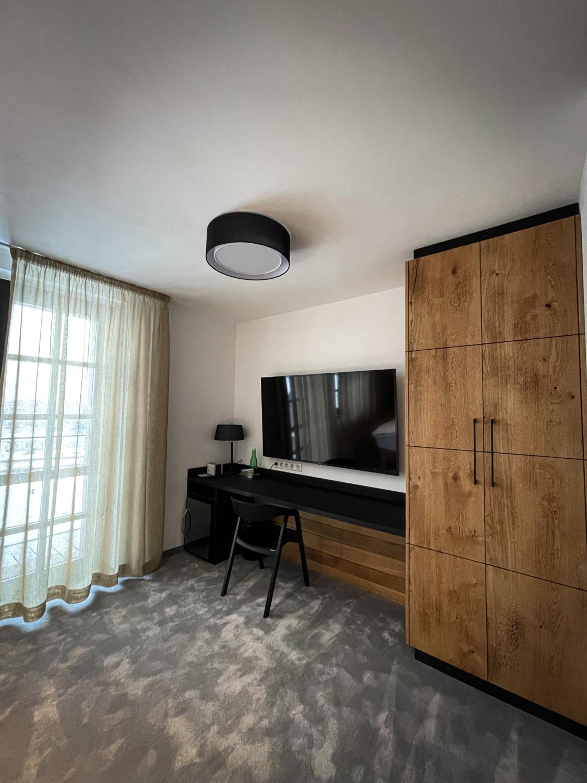 Deluxe Double Room with Balcony - Photo 4