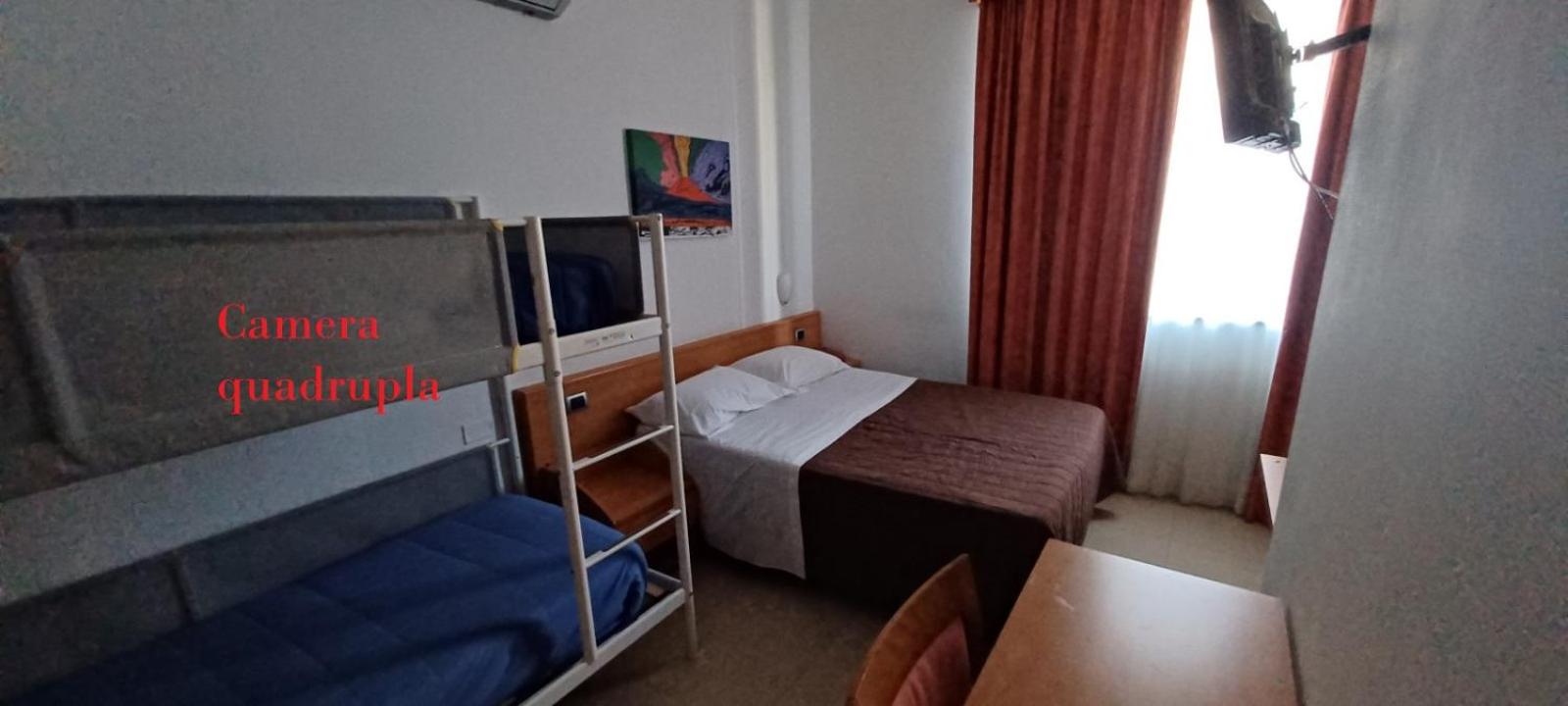 Quadruple Room with Private Bathroom - Photo 2