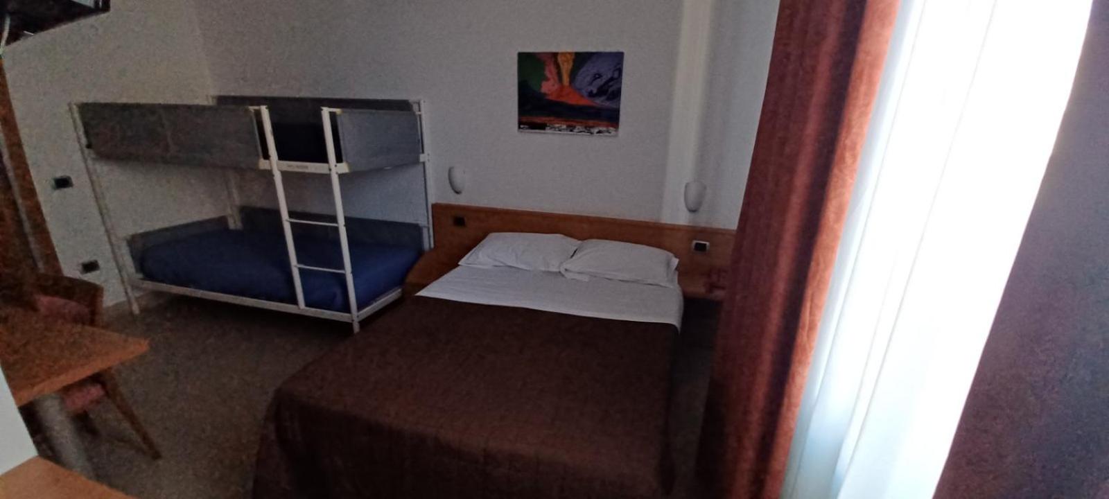 Triple Room with Private Bathroom - Photo 3
