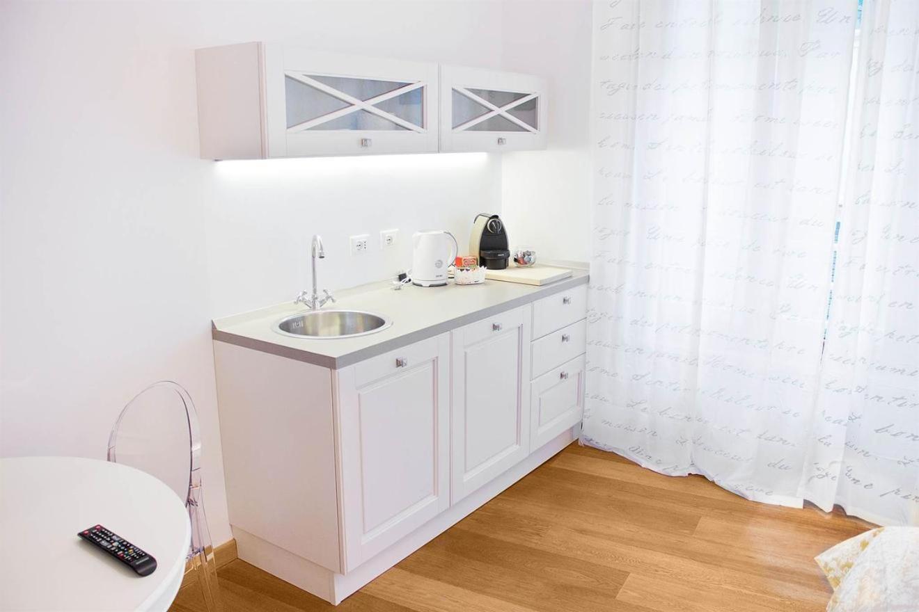 Superior King Room - Photo 8