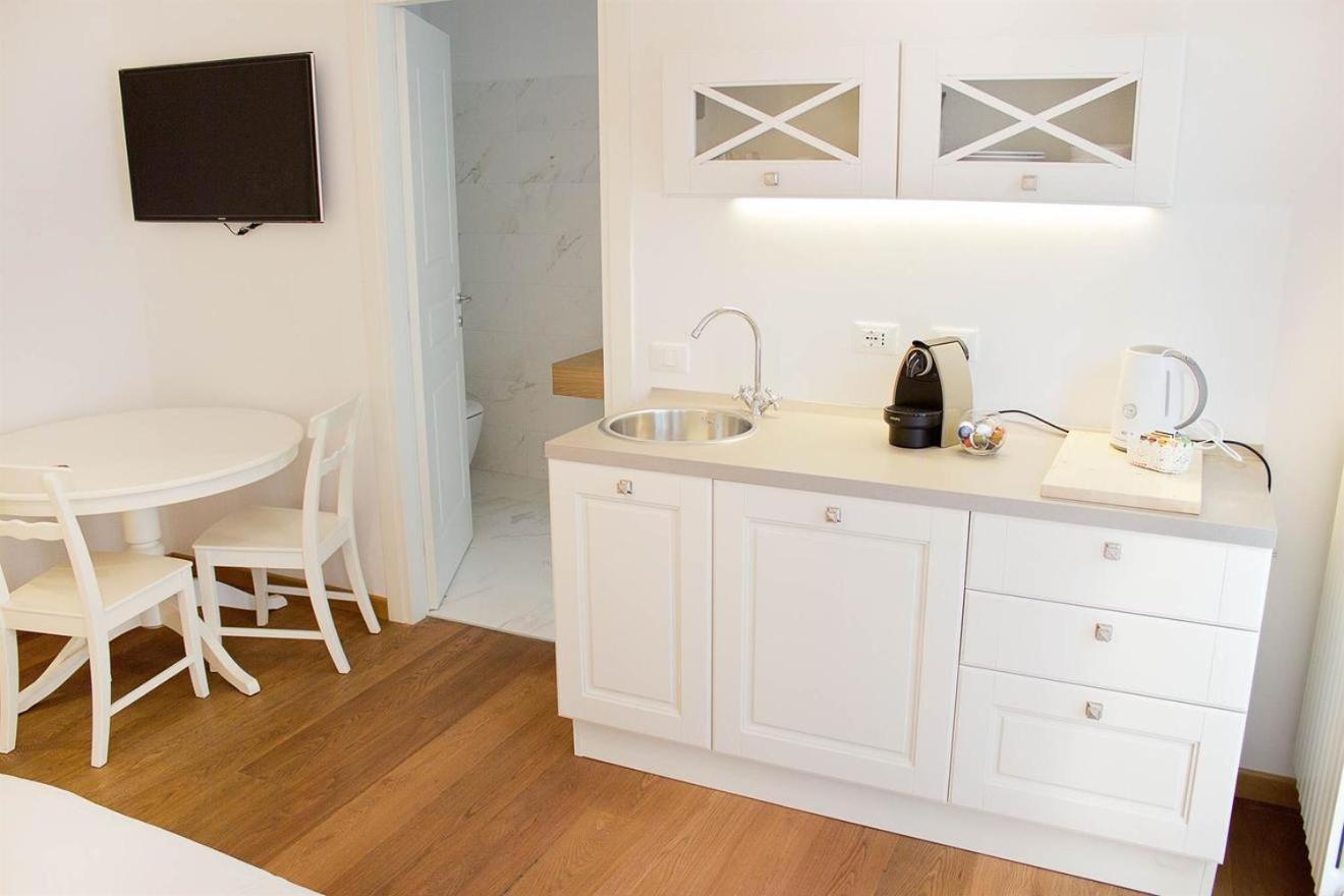 Deluxe Double Room with Balcony - Photo 6